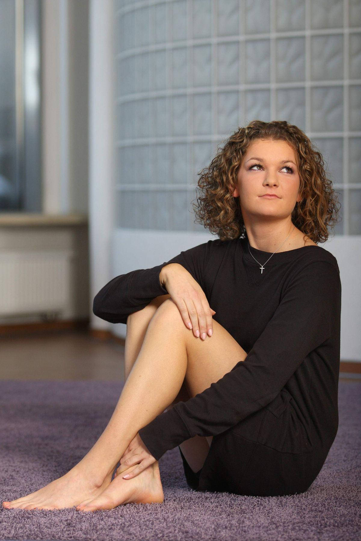 Agnieszka Radwanska, curly hair, purple rug, HD Phone Wallpaper