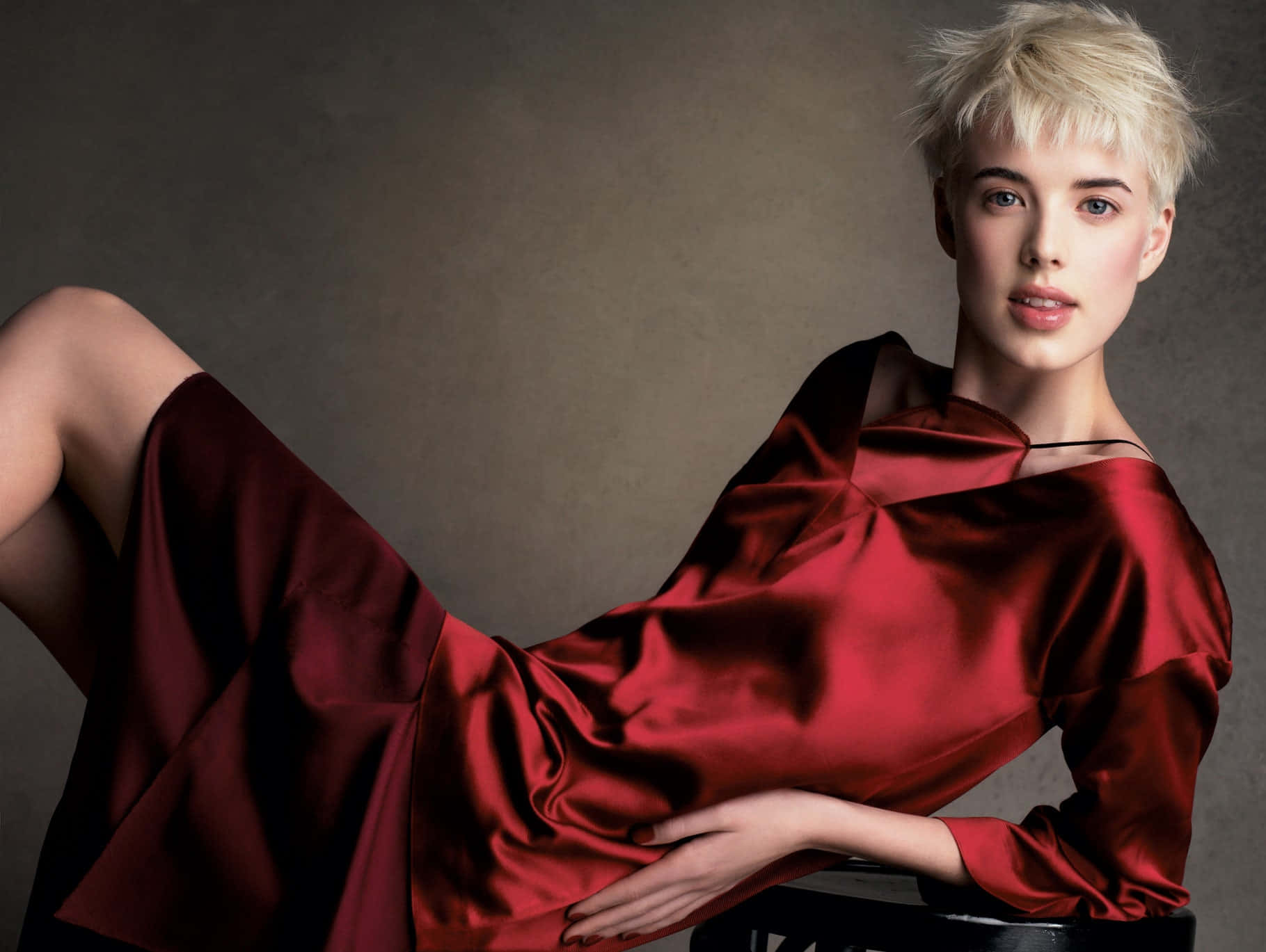 Agyness Deyn, short blonde hair, flowing red satin dress, HD Desktop Wallpaper