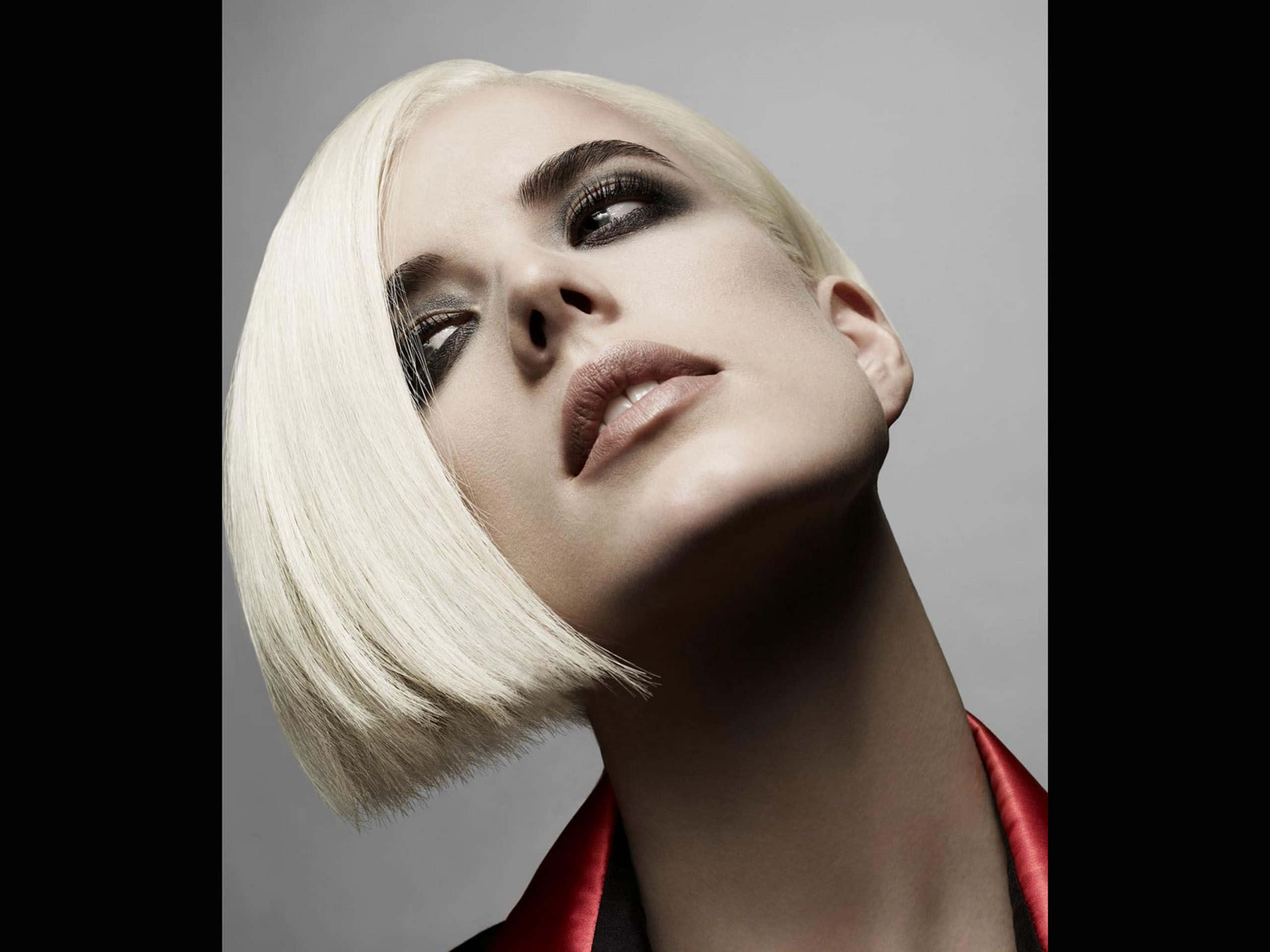 Agyness Deyn, platinum blonde bob hair, bold dark makeup, 2K Desktop Wallpaper