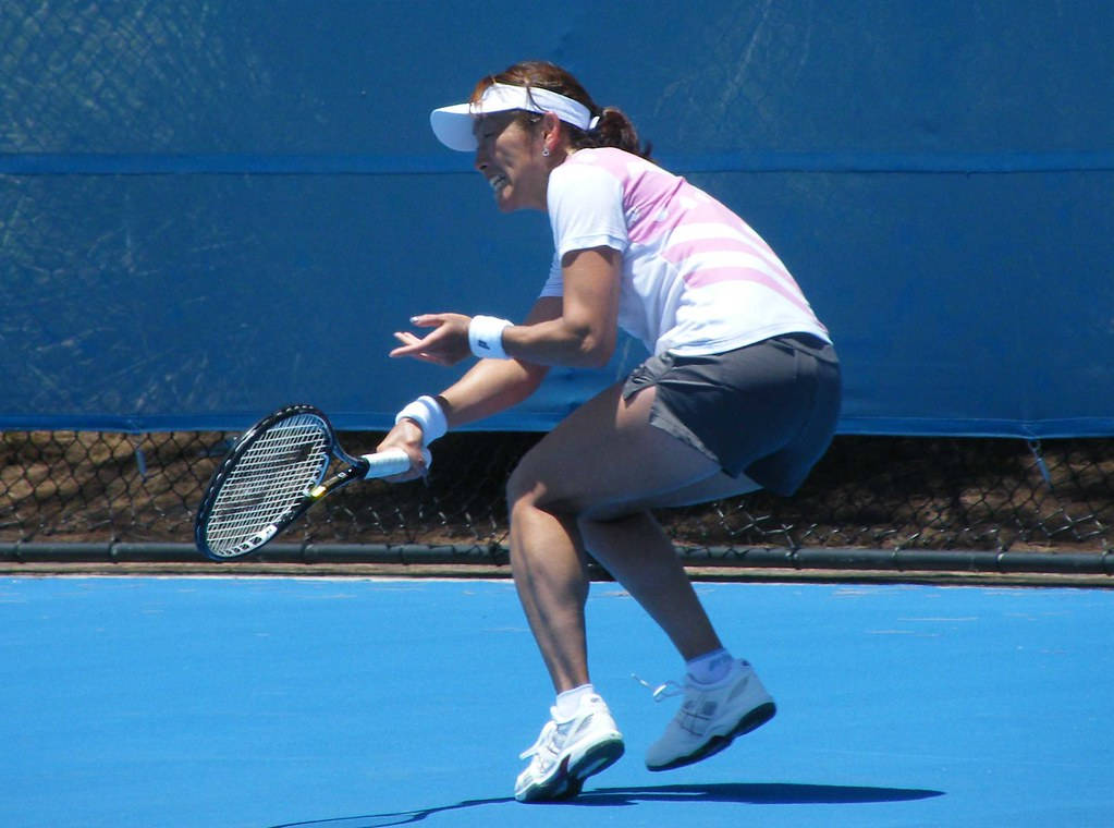 AI Sugiyama, crouching position, female tennis player, SD Desktop Wallpaper