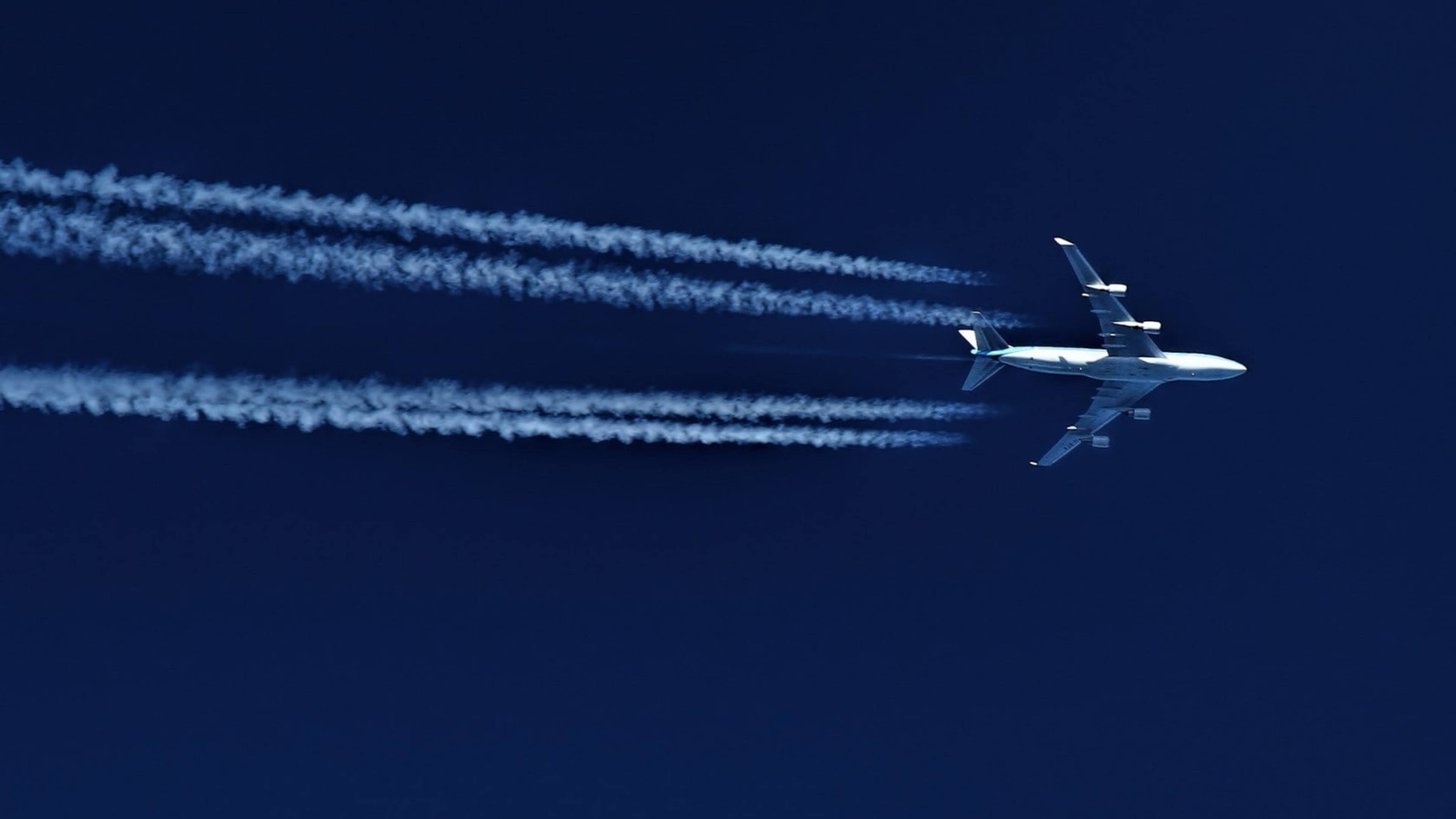 white passenger jet, deep blue sky, long wispy contrails, 4K Desktop Wallpaper