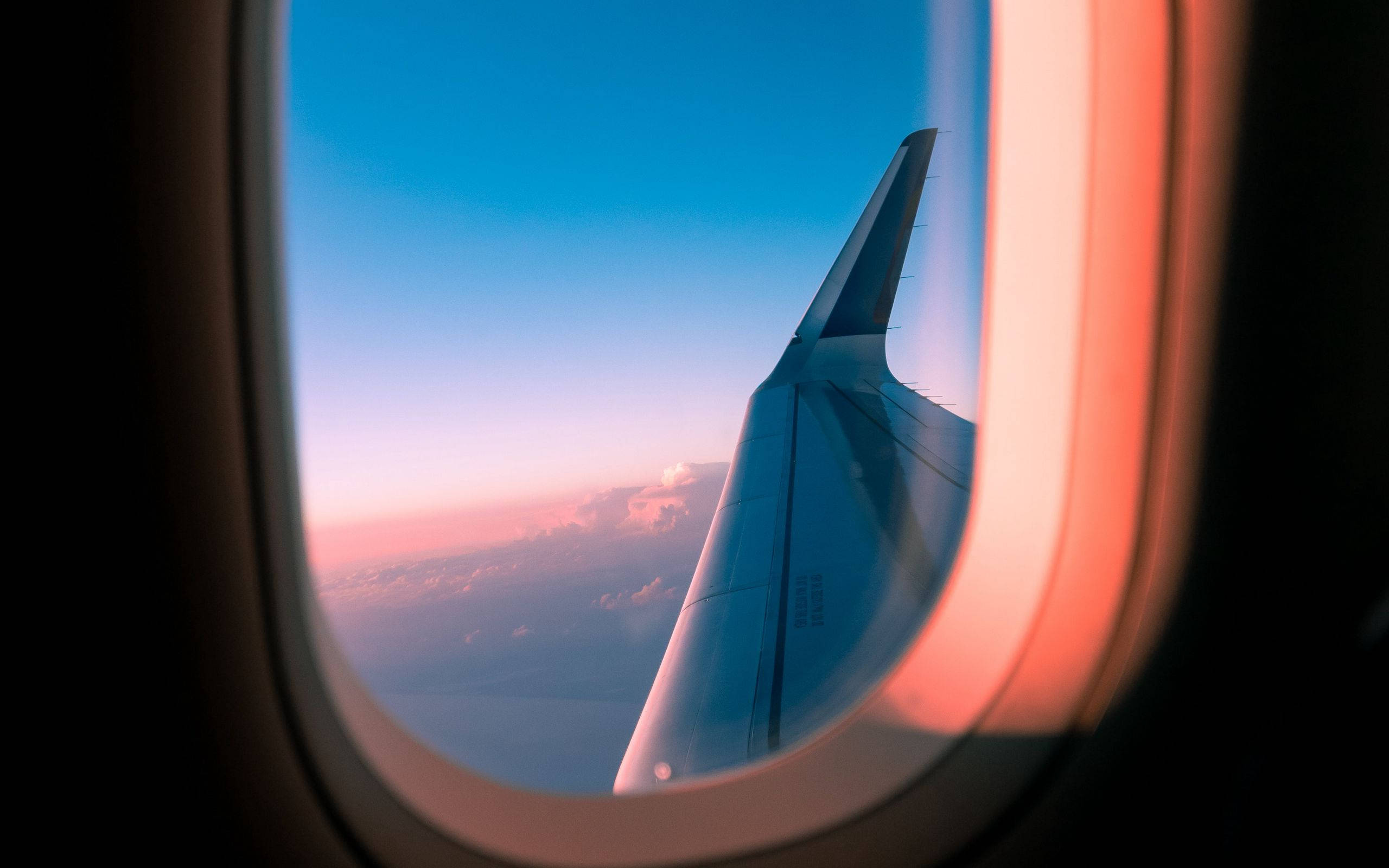airplane window, sunset, pink and blue sky, 2K Desktop Wallpaper