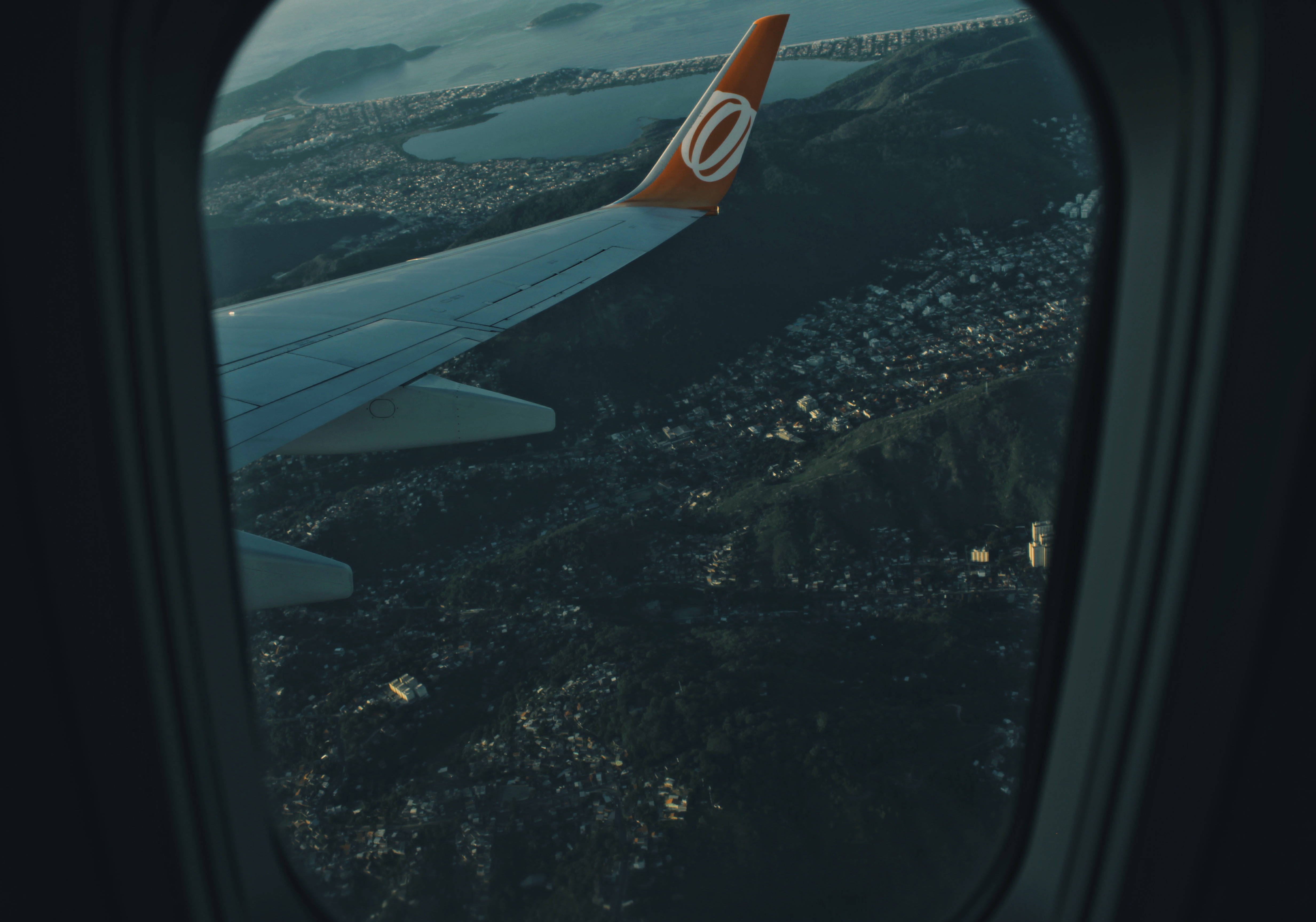 airplane porthole view, wing, coastal city, 4K Desktop Wallpaper