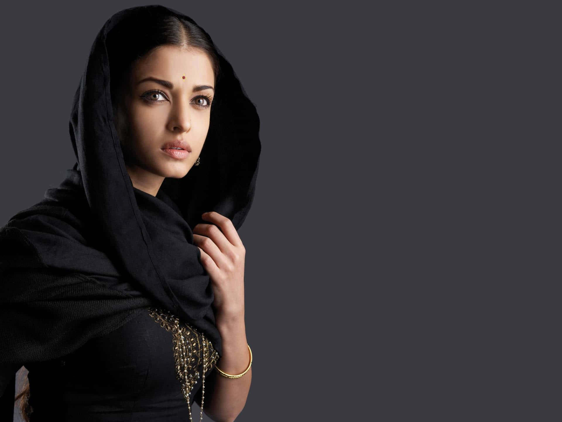 Aishwarya Rai, black dupatta outfit, black hooded garment, Full HD Desktop Wallpaper
