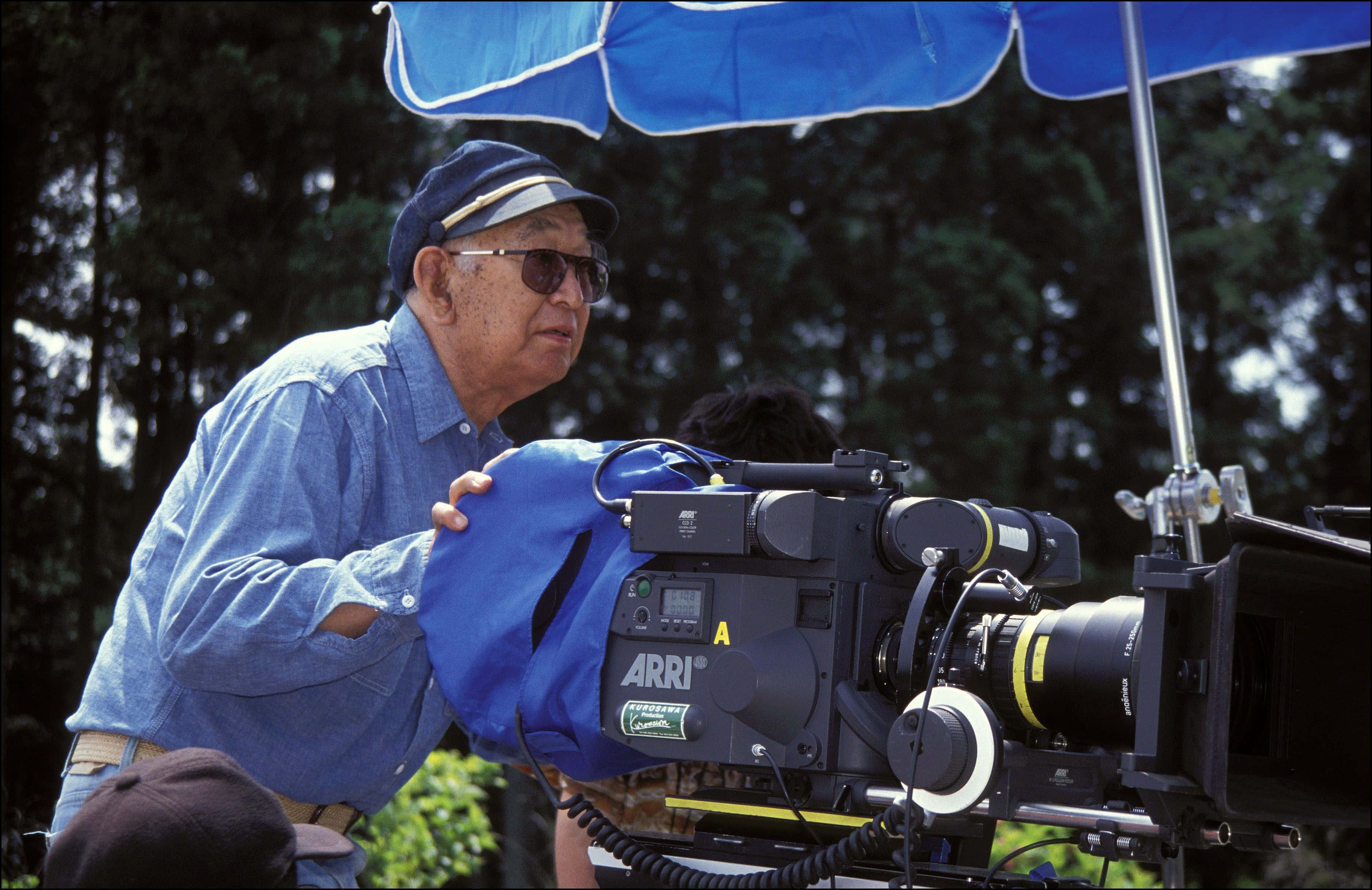 Akira Kurosawa, blue shirt, blue umbrella, 2K Desktop Wallpaper