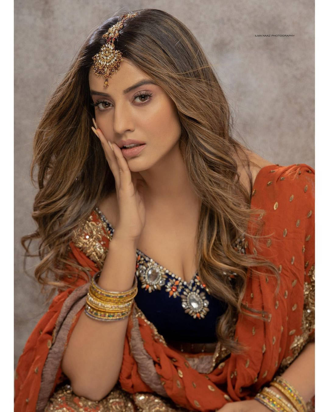 Akshara Singh, orange and blue traditional attire, gold jewelry, HD Phone Wallpaper