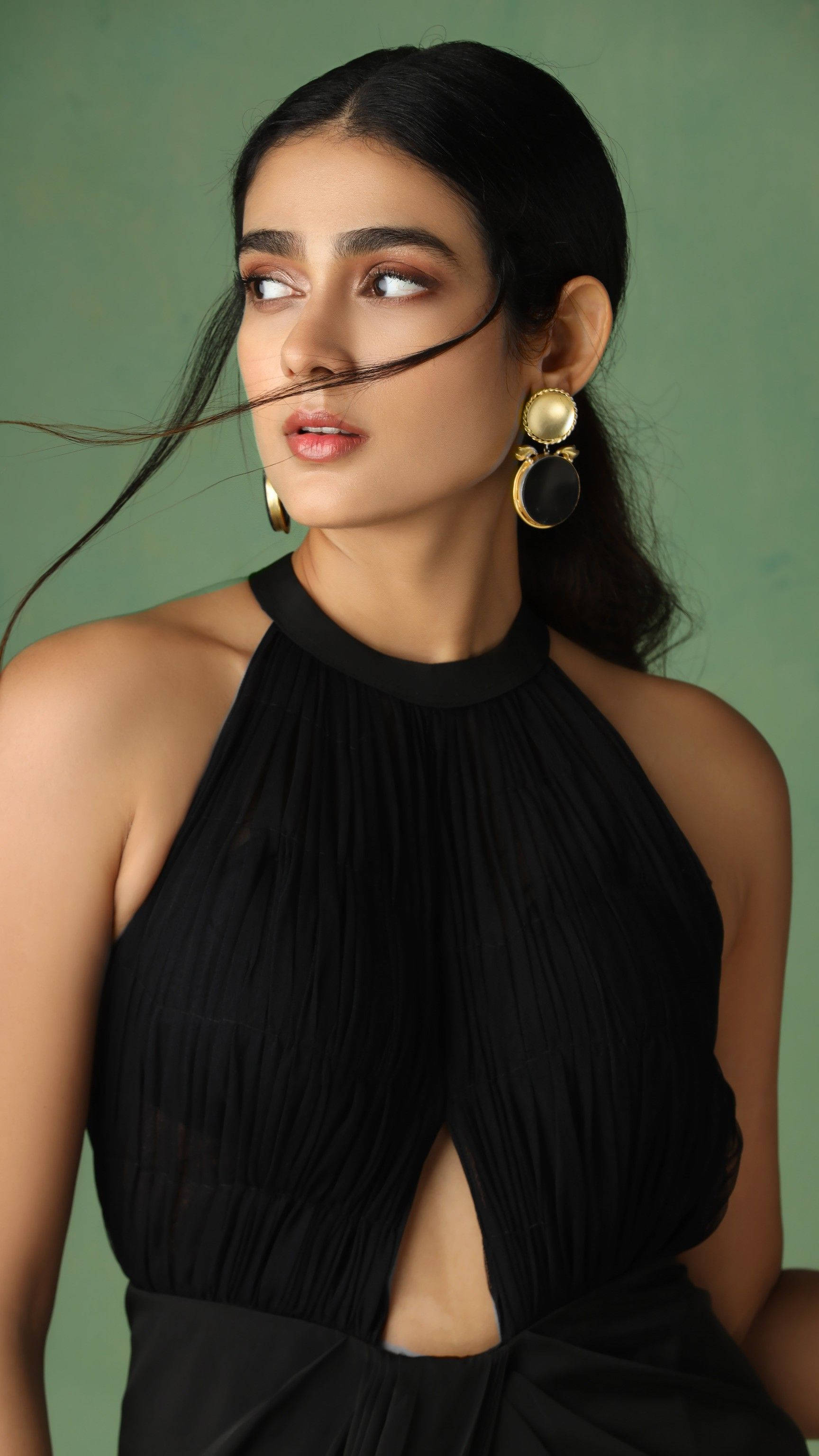 Akshara Singh, black pleated halter dress, gold earrings, 2K Phone Wallpaper