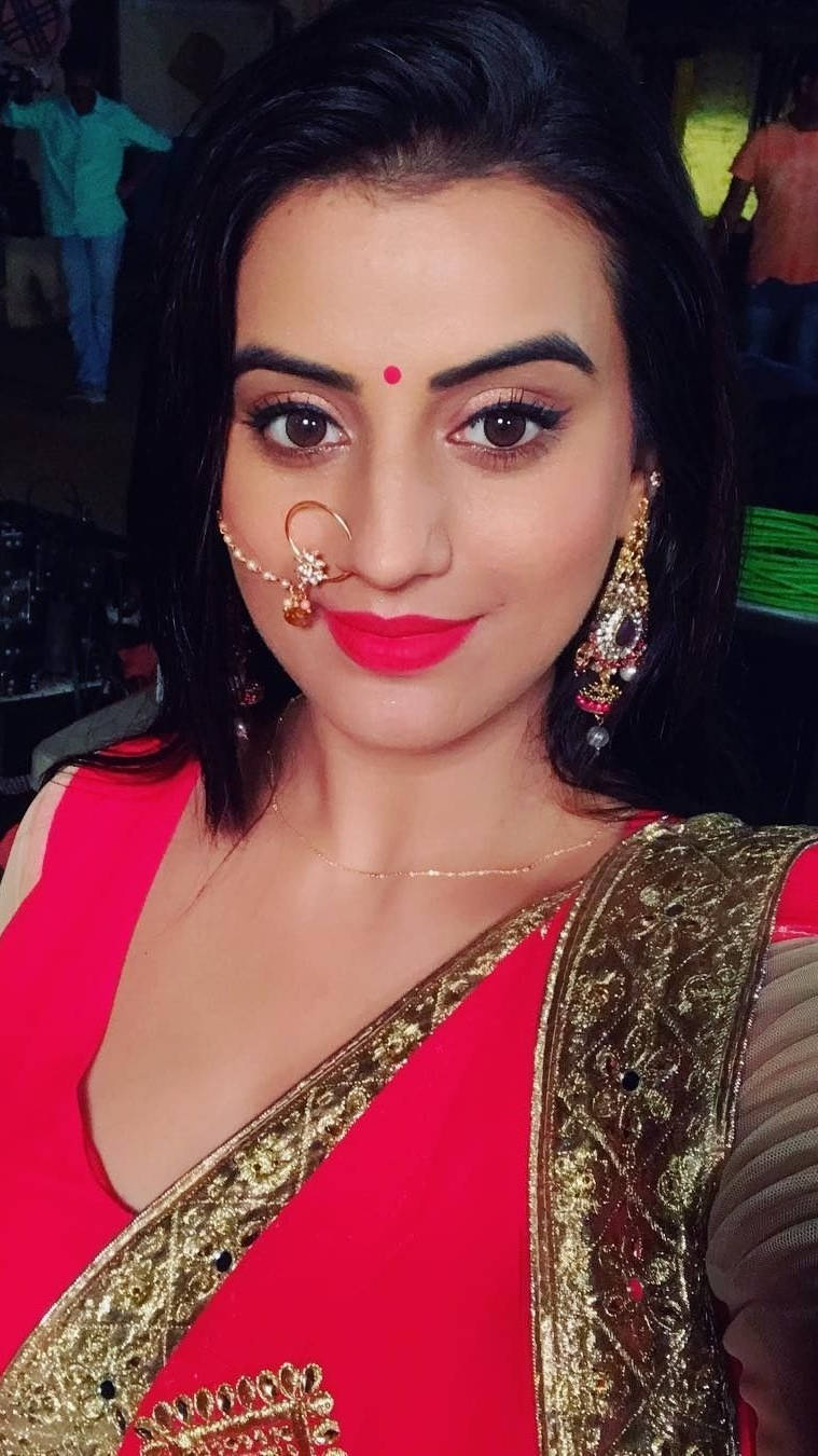 Akshara Singh, vibrant red sari, gold embroidery, HD Phone Wallpaper