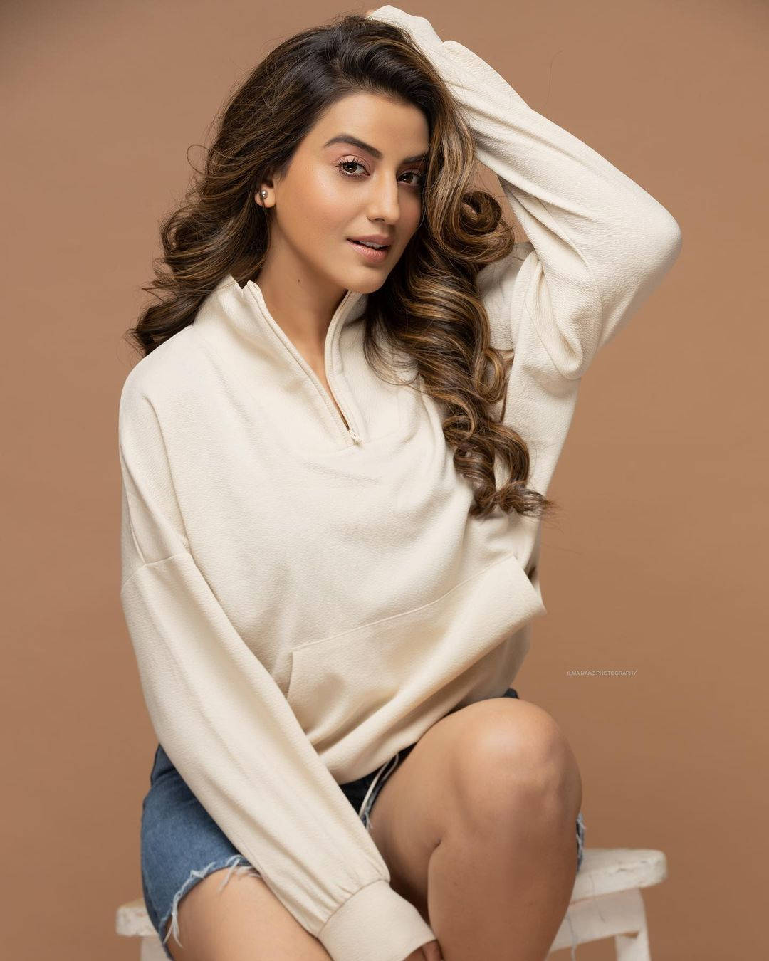 Akshara Singh, wavy brown hair, white stool, HD Phone Wallpaper