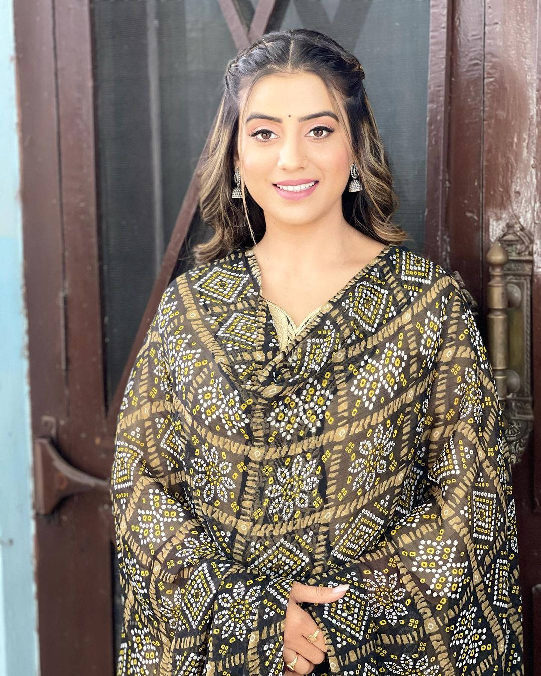 Akshara Singh, rustic wooden door, patterned black gold and white outfit, HD Phone Wallpaper