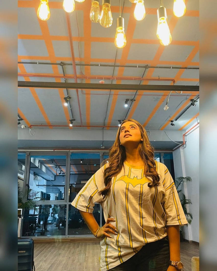 Akshara Singh, Batman t-shirt, glowing Edison bulbs, SD Phone Wallpaper