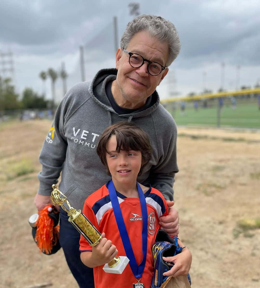 Al Franken, sports field, trophy, SD Phone Wallpaper