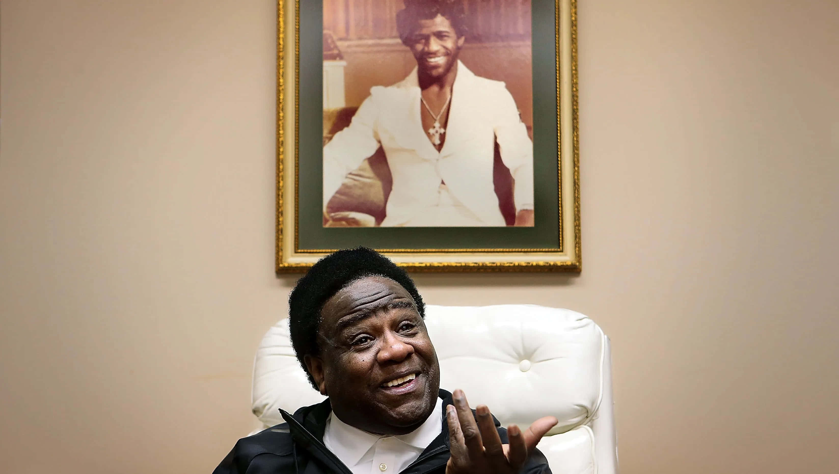Al Green, black suit, white chair, 2K Desktop Wallpaper