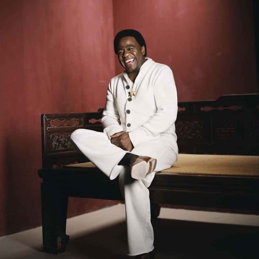 Al Green, white suit, ornate wooden bench, SD Desktop Wallpaper