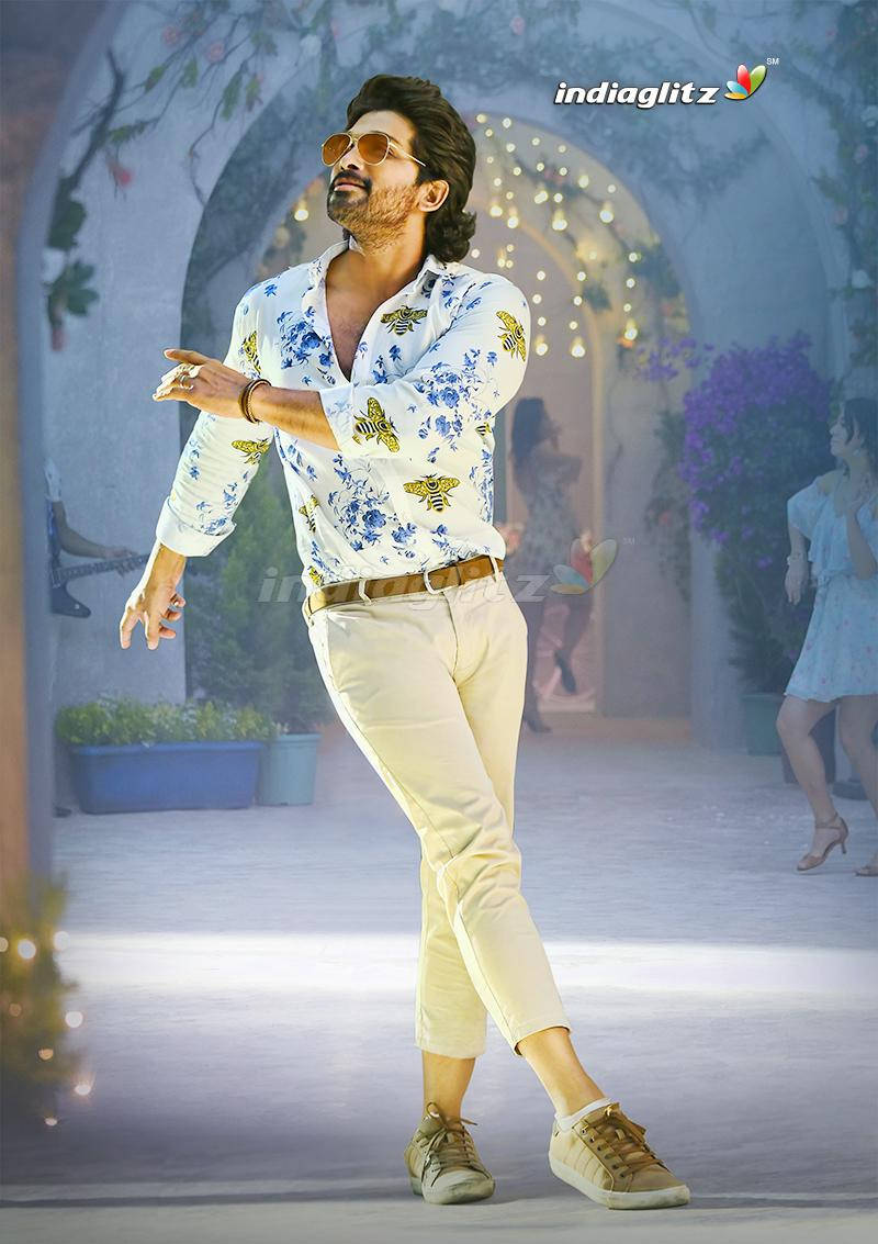 Ala Vaikunthapurramuloo, floral shirt, beige pants, SD Phone Wallpaper