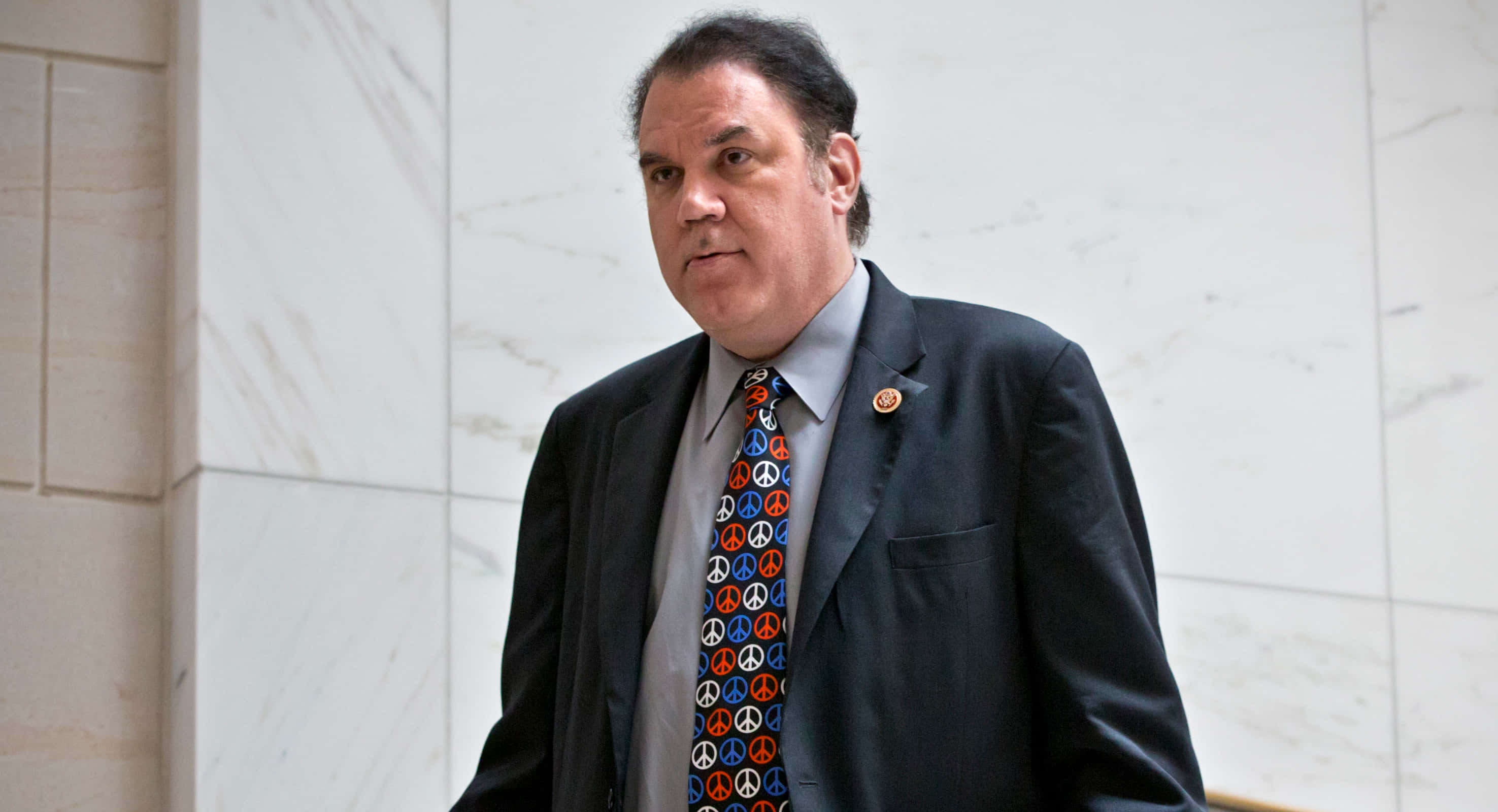 Alan Grayson, dark suit, colorful peace symbol tie, 2K Desktop Wallpaper