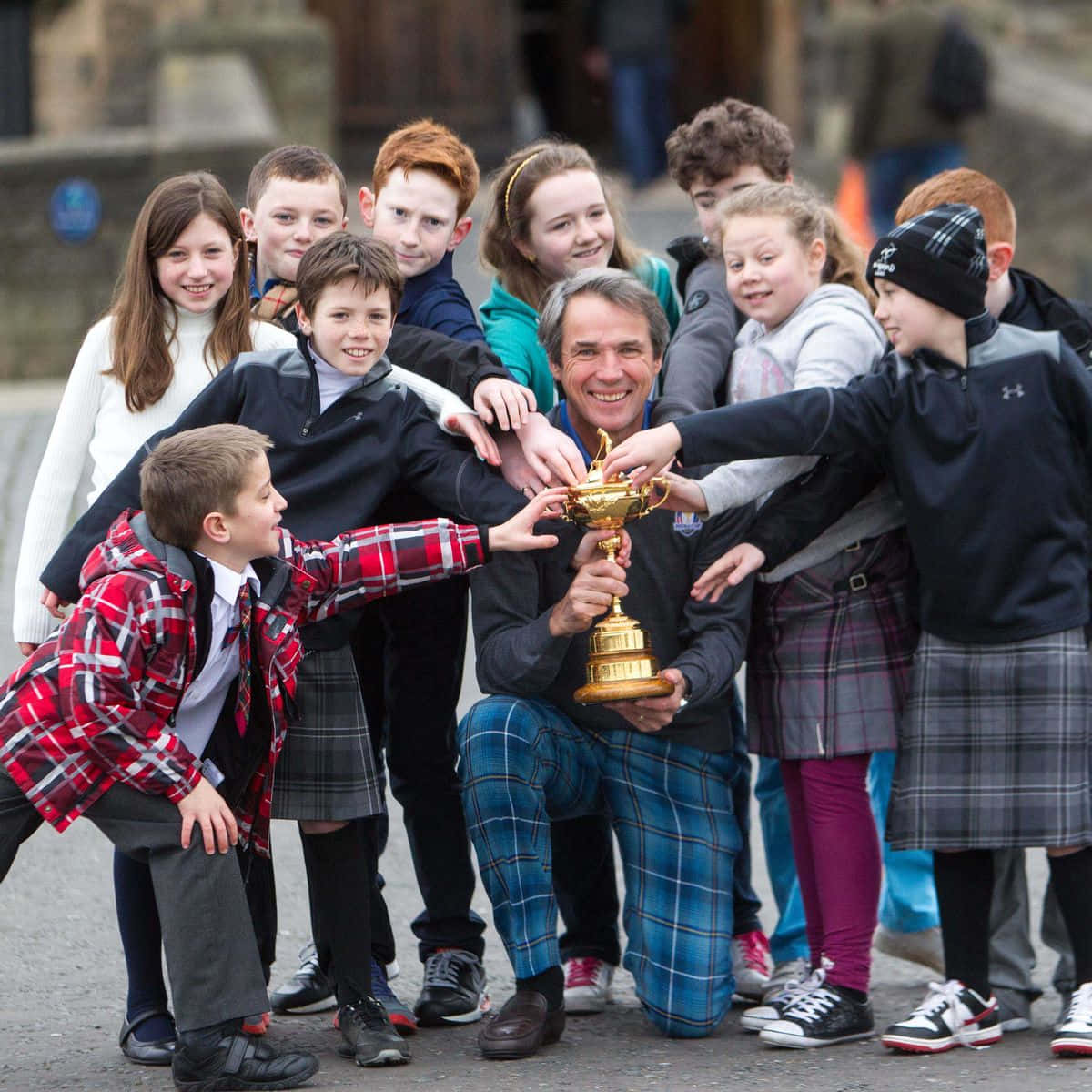 Alan Hansen, tartan kilts, golden trophy, SD Desktop Wallpaper