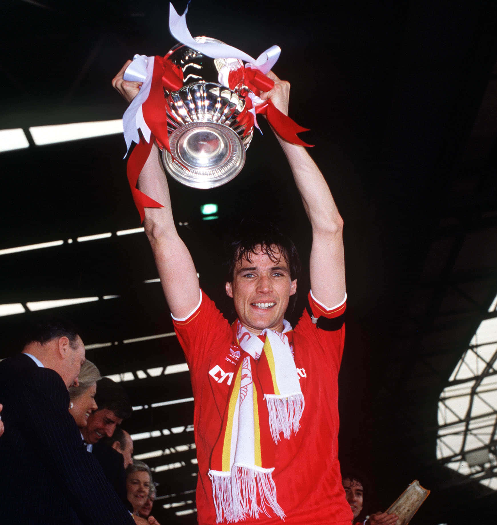 Alan Hansen, red jersey, gleaming silver trophy, HD Phone Wallpaper