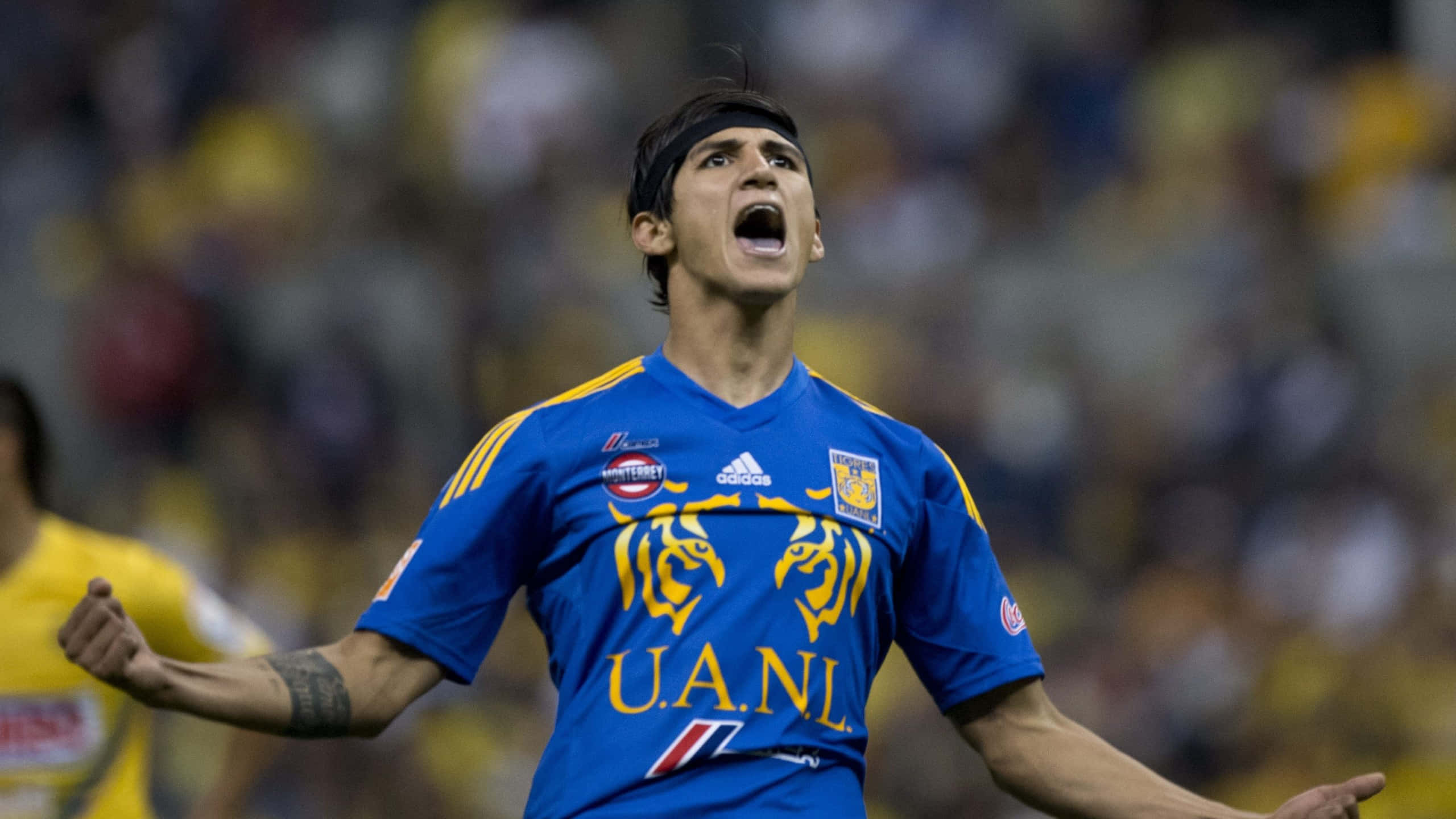 Alan Pulido, blue jersey, yellow tiger logo, 2K Desktop Wallpaper