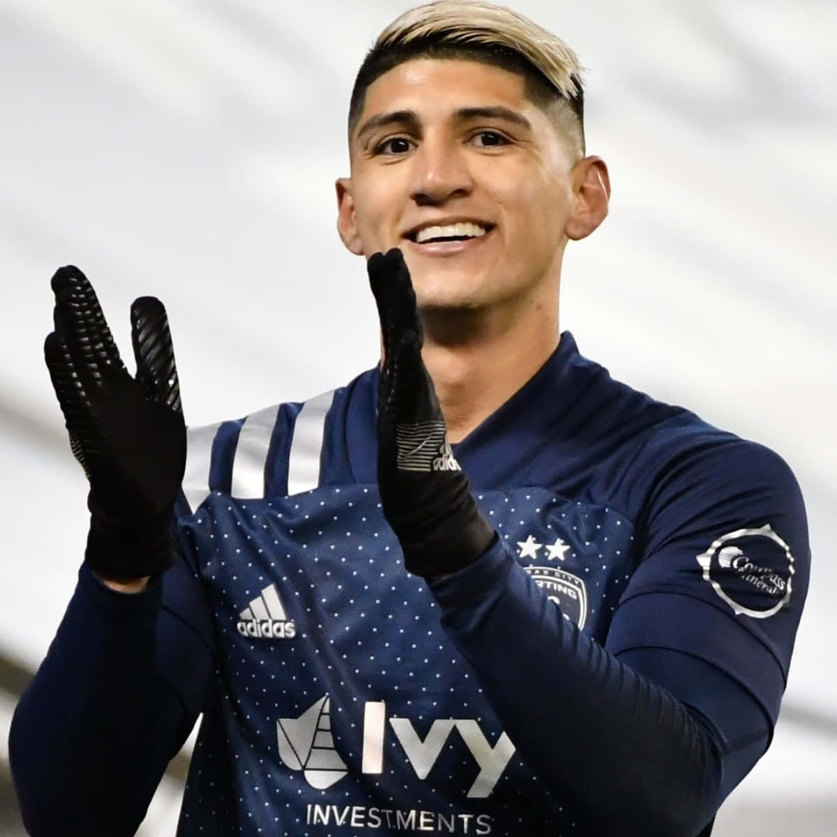 Alan Pulido, navy blue jersey, white dots, SD Desktop Wallpaper
