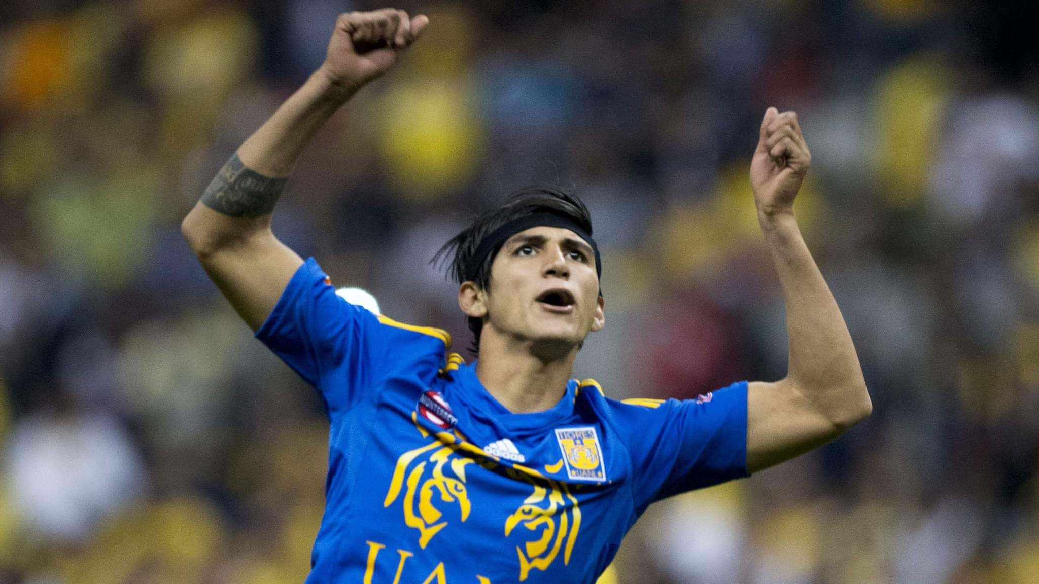 Alan Pulido, blue jersey, stadium crowd, Full HD Desktop Wallpaper
