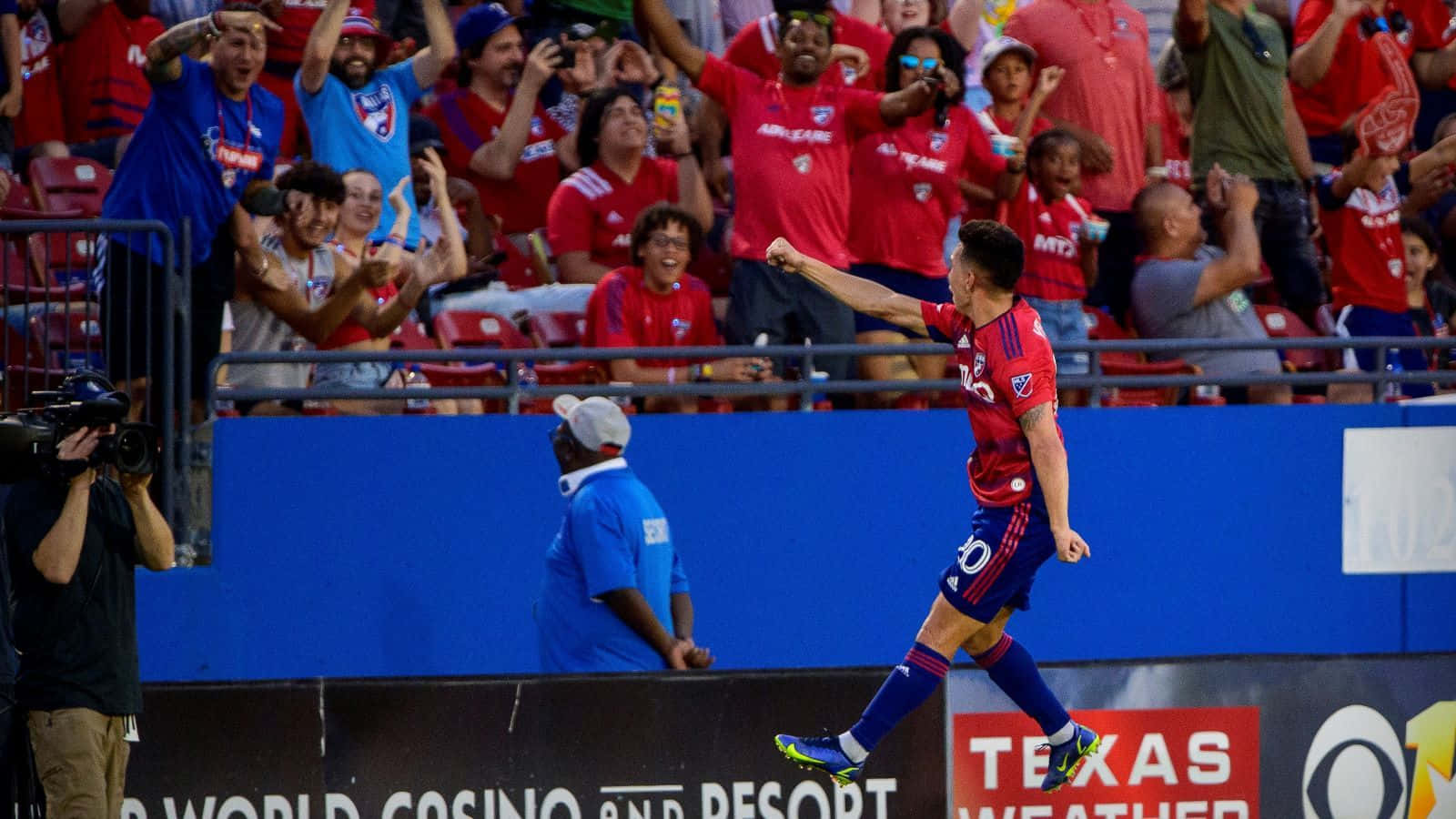 Alan Velasco, red jersey, goal, HD Desktop Wallpaper