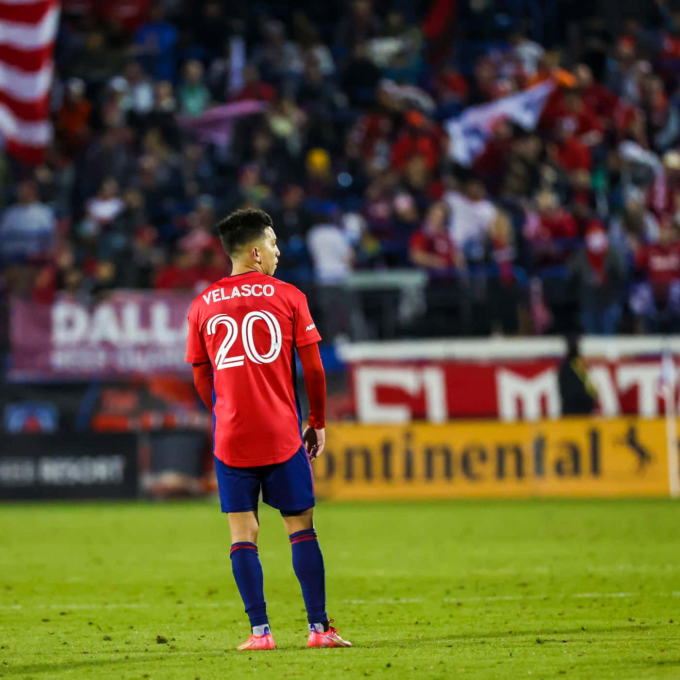 Alan Velasco, red jersey, number 20, HD Desktop Wallpaper