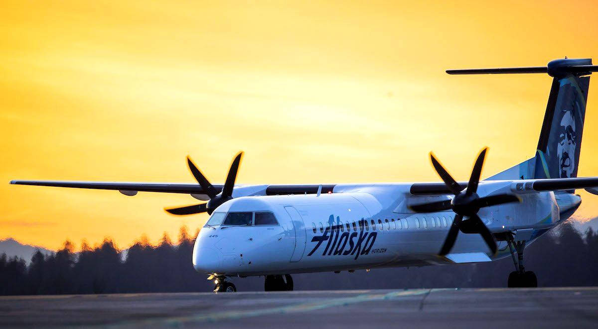 Alaska Airlines, turboprop plane, runway, SD Desktop Wallpaper