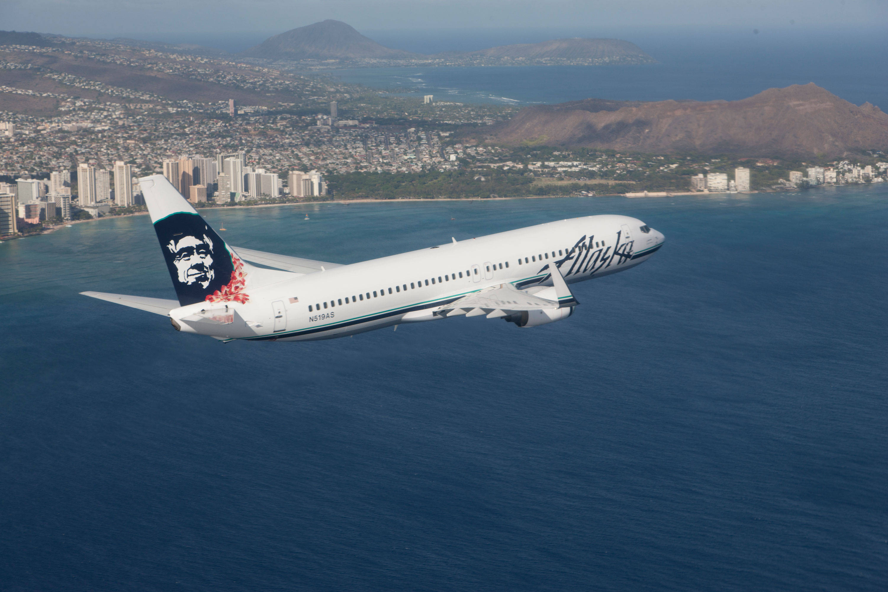 Alaska Airlines, ocean, mountains, 2K Desktop Wallpaper