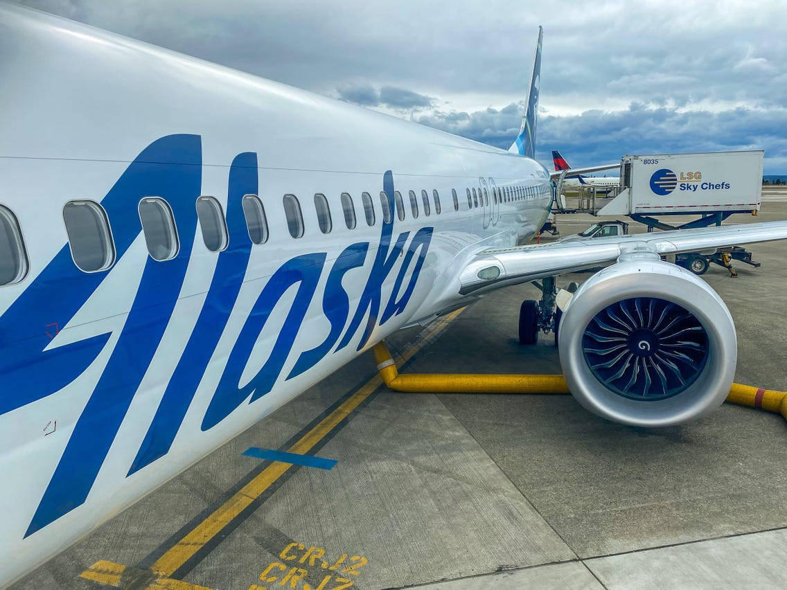 Alaska Airlines, airplane turbine engine, airport gate, SD Desktop Wallpaper