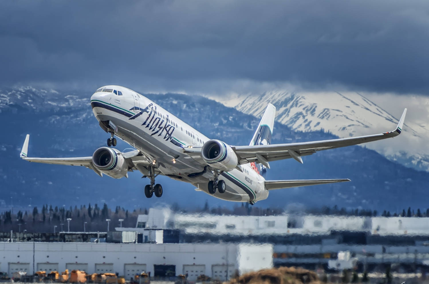 Alaska Airlines, plane take off, snow-capped mountains, HD Desktop Wallpaper