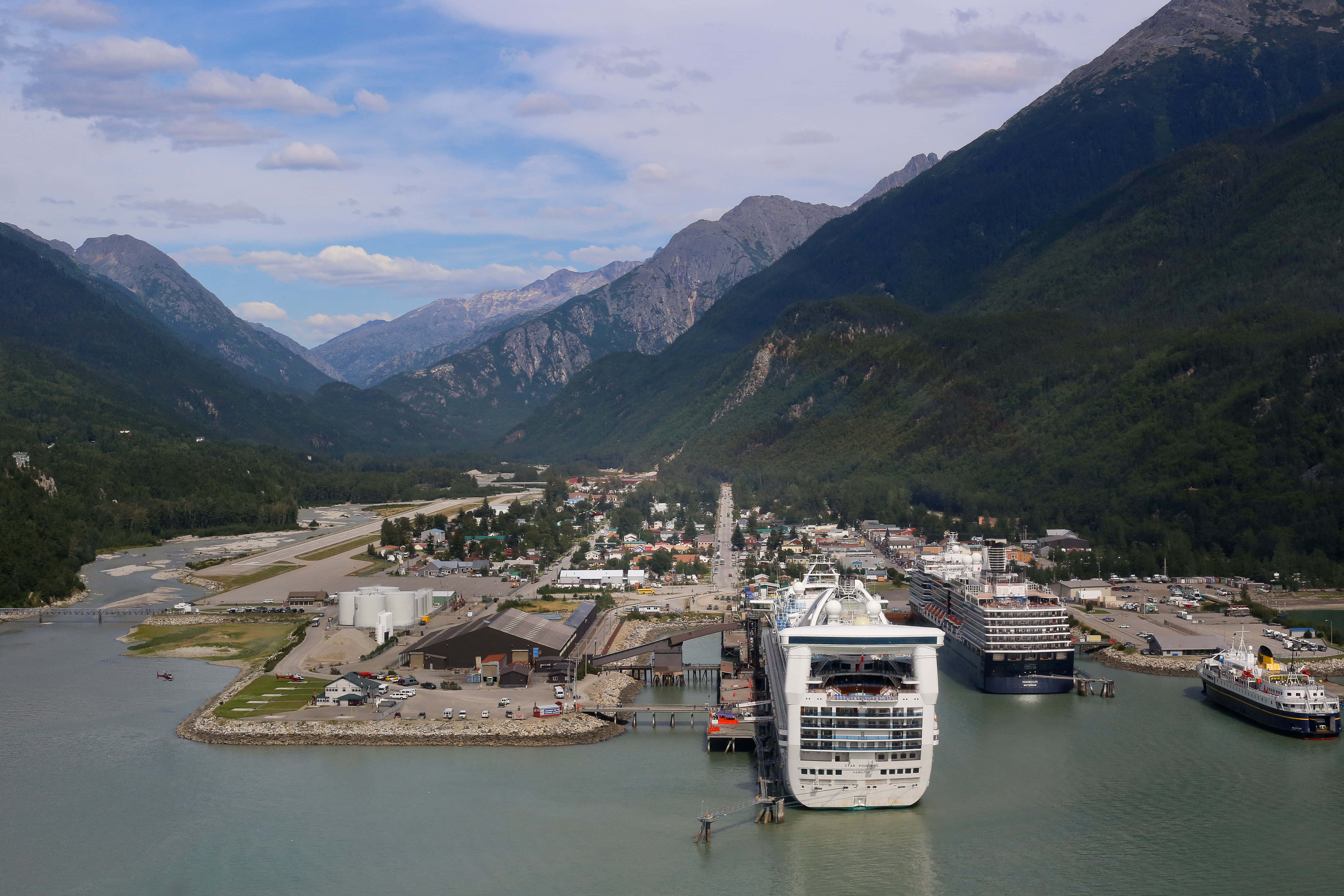 Alaska, cruise ship, bustling harbor, 4K Desktop Wallpaper