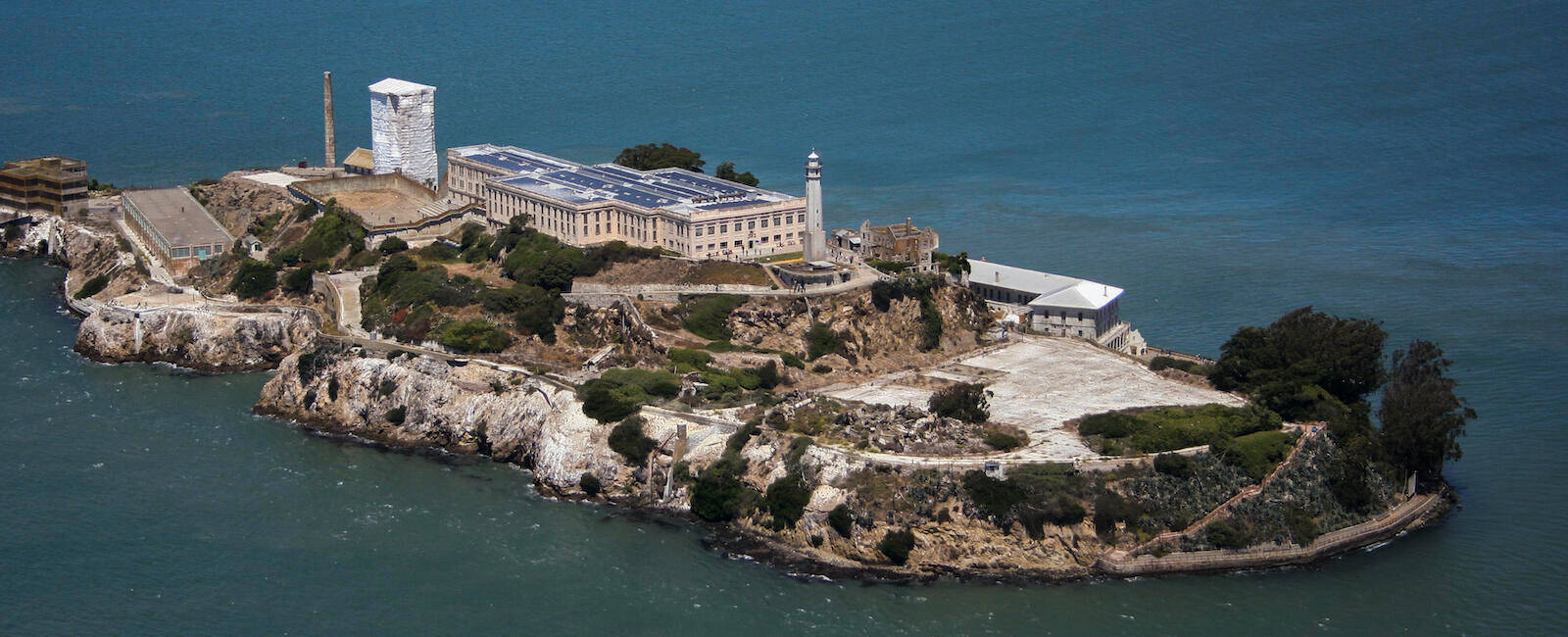 Alcatraz Island, historic prison buildings, deep blue ocean waters, HD Desktop Wallpaper