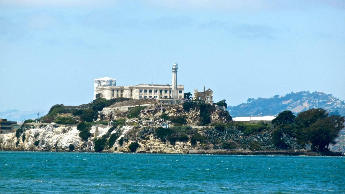 Alcatraz Island, prison complex, blue sky, SD Desktop Wallpaper