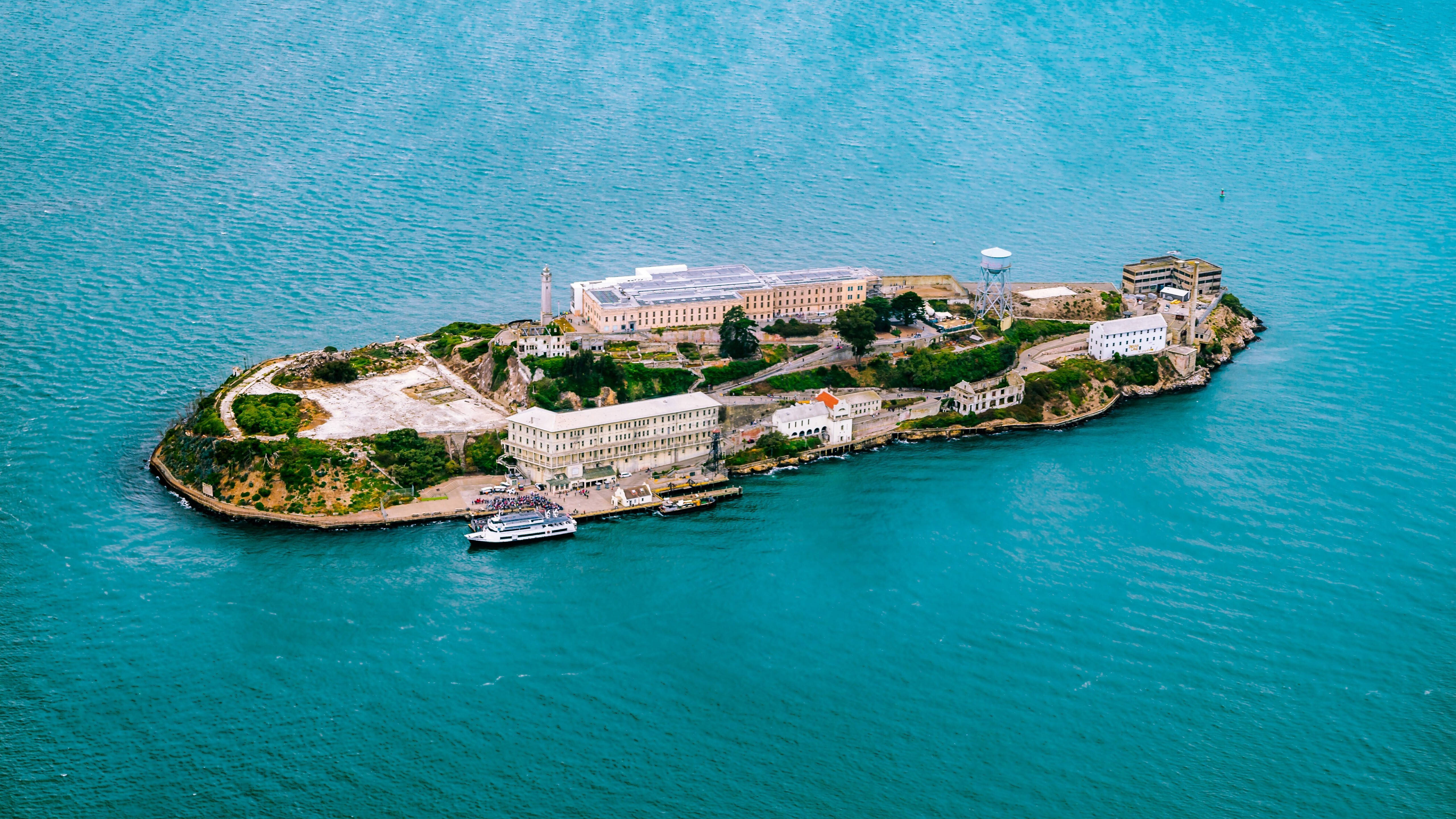 Alcatraz Island, historic prison buildings, turquoise waters, 5K Desktop Wallpaper