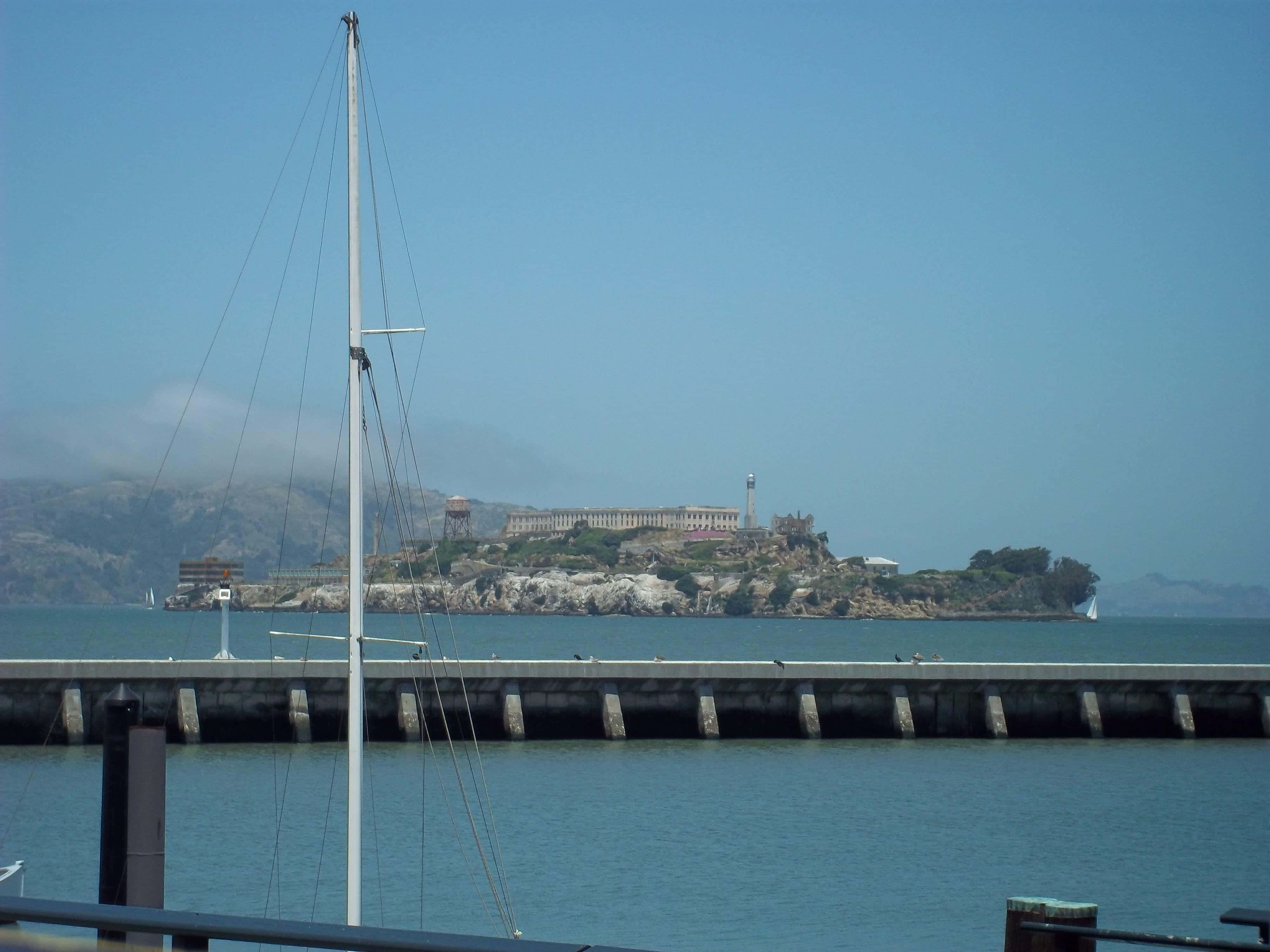 Alcatraz Island, sailboat mast, historic prison building, 4K Desktop Wallpaper
