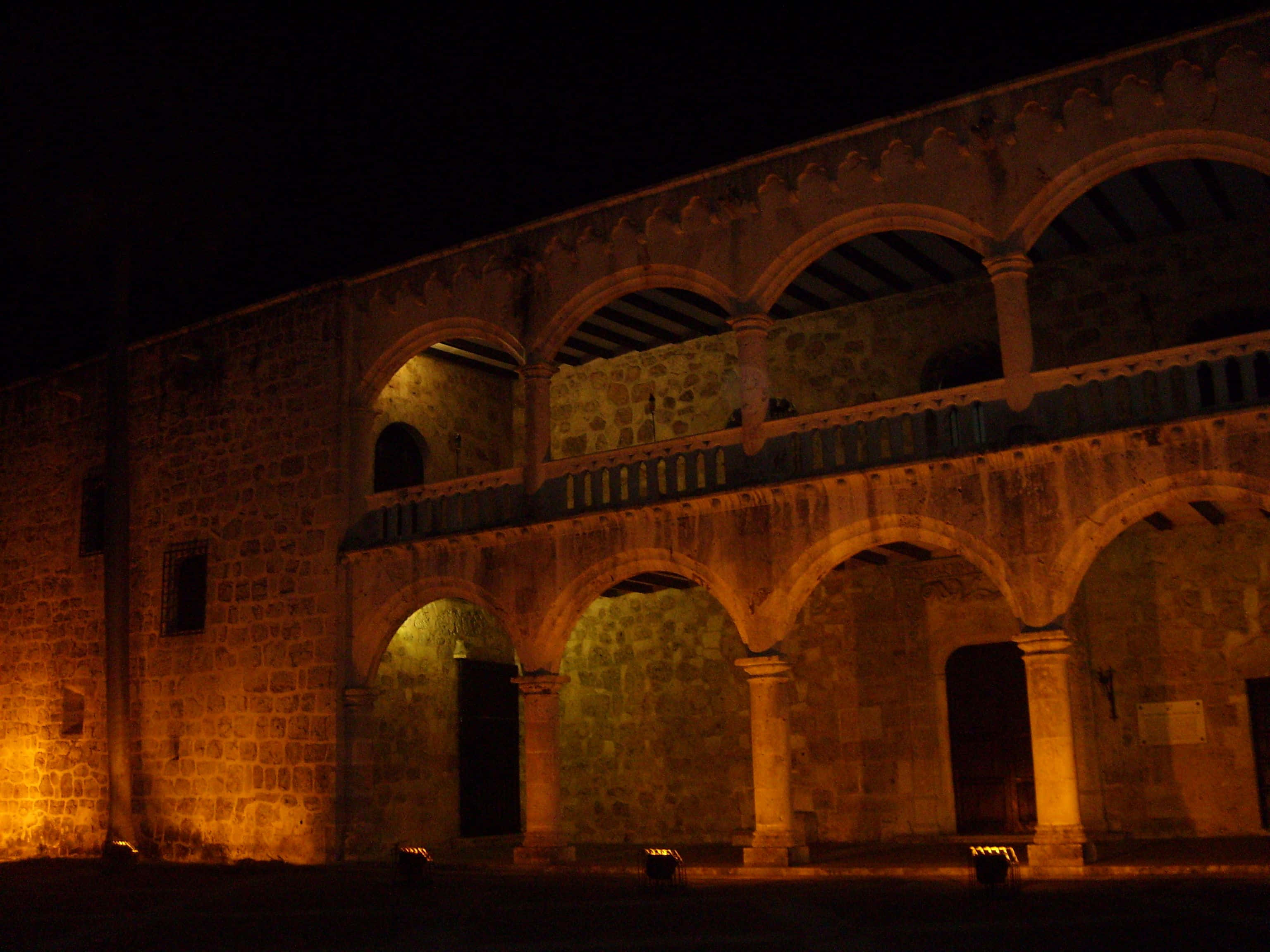 Alcazar De Colon, arched colonnades, warm yellow lights, 2K Desktop Wallpaper