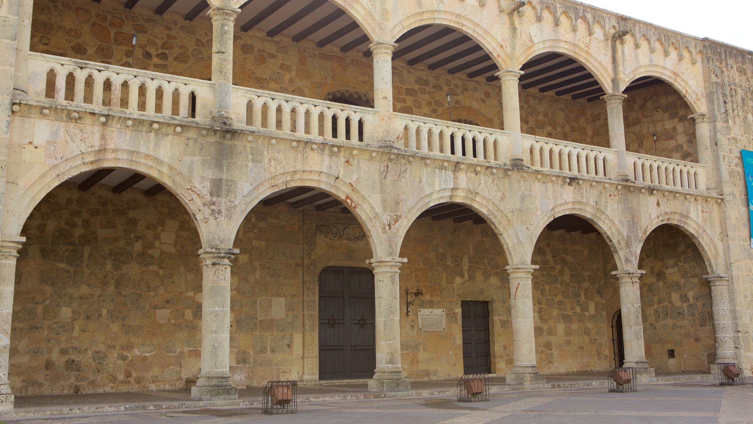 Alcazar De Colon, arched colonnades, weathered columns, 2K Desktop Wallpaper