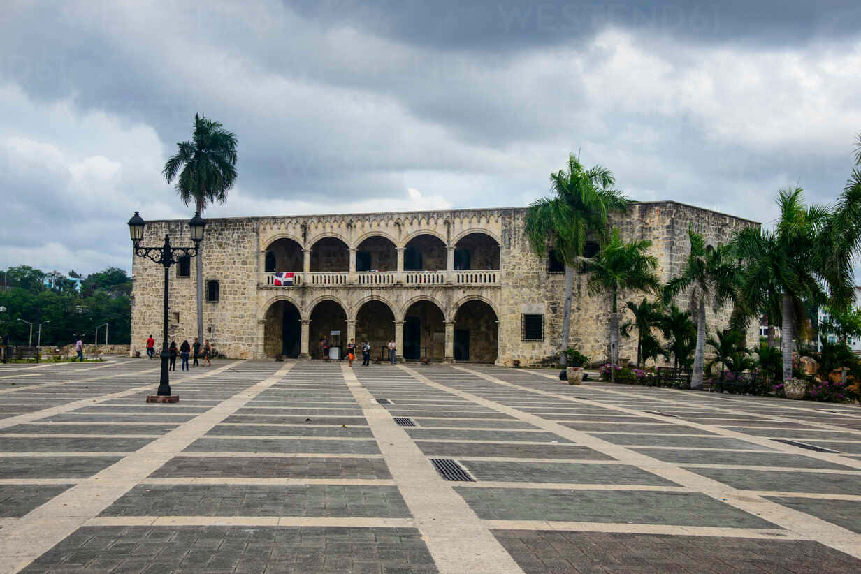 Alcazar De Colon, colonial building, arched walkways, SD Desktop Wallpaper