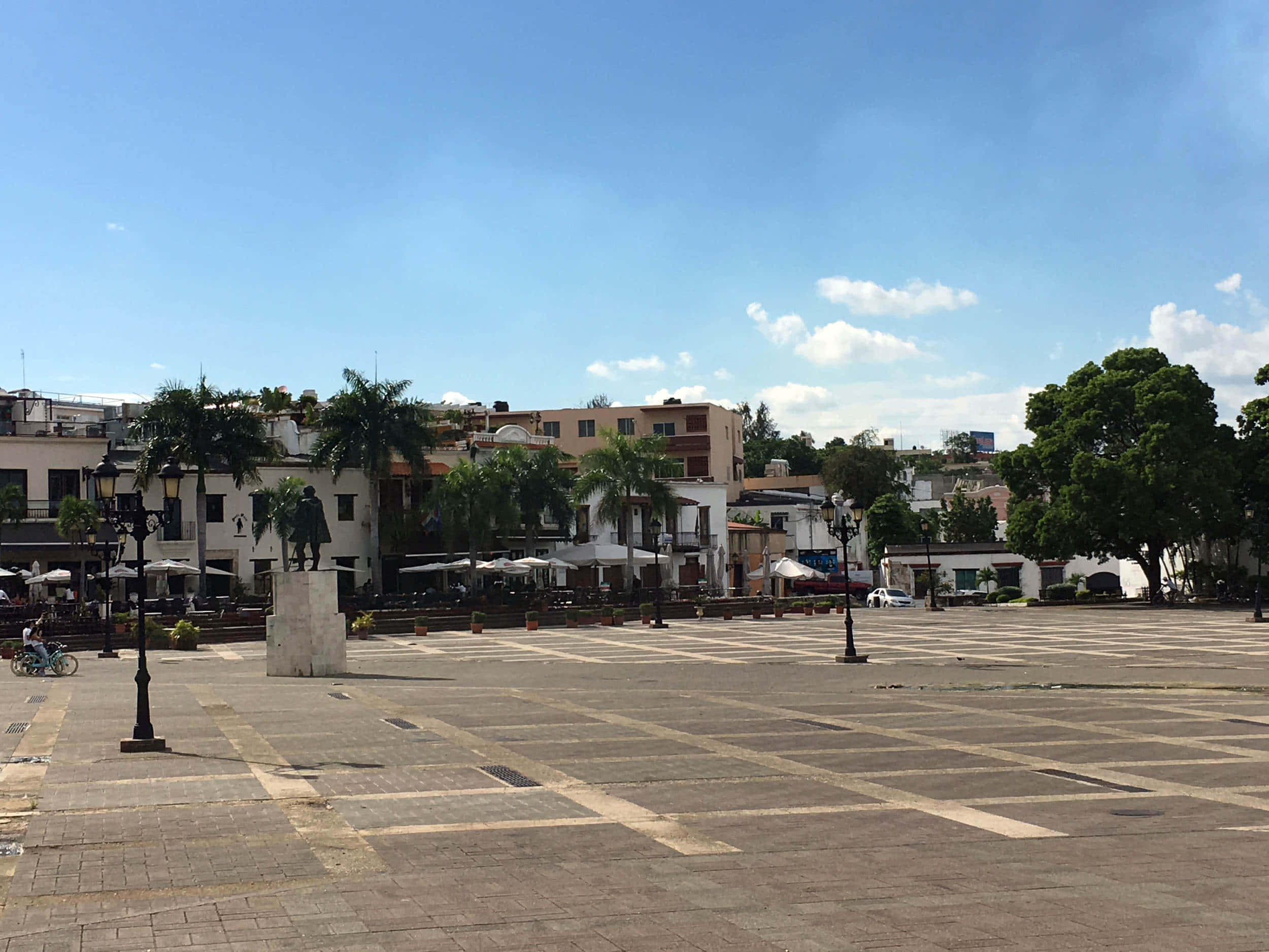 Alcazar De Colon, sunlit town square, central statue, Full HD Desktop Wallpaper