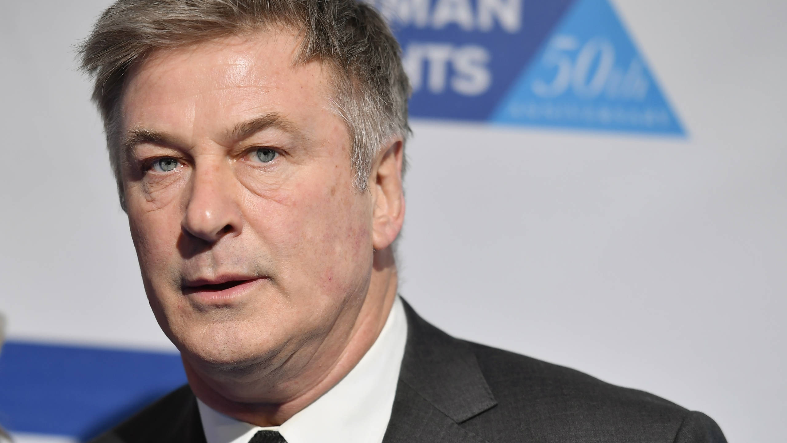 Alec Baldwin, gray hair, blue eyes, 2K Desktop Wallpaper
