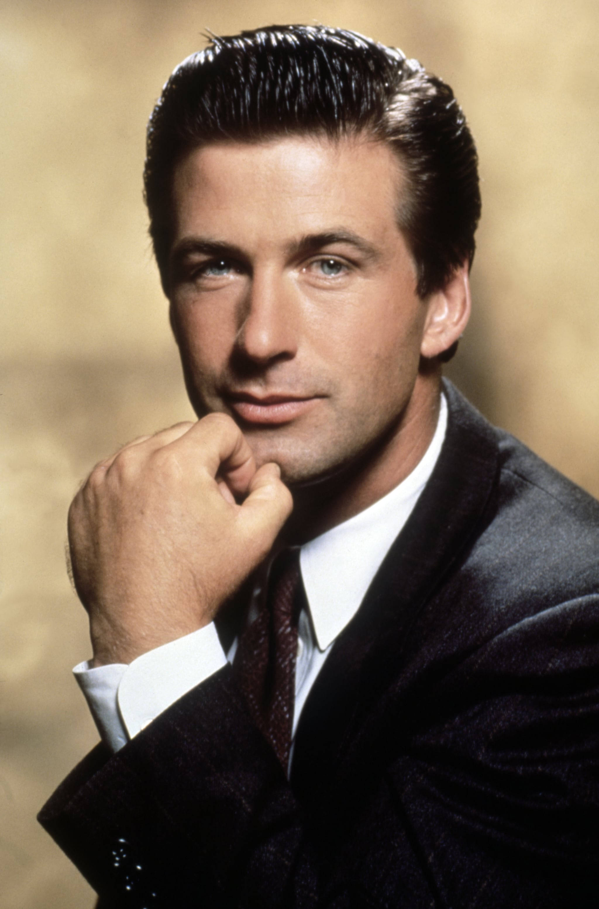 Alec Baldwin, dark suit, tie, 2K Phone Wallpaper