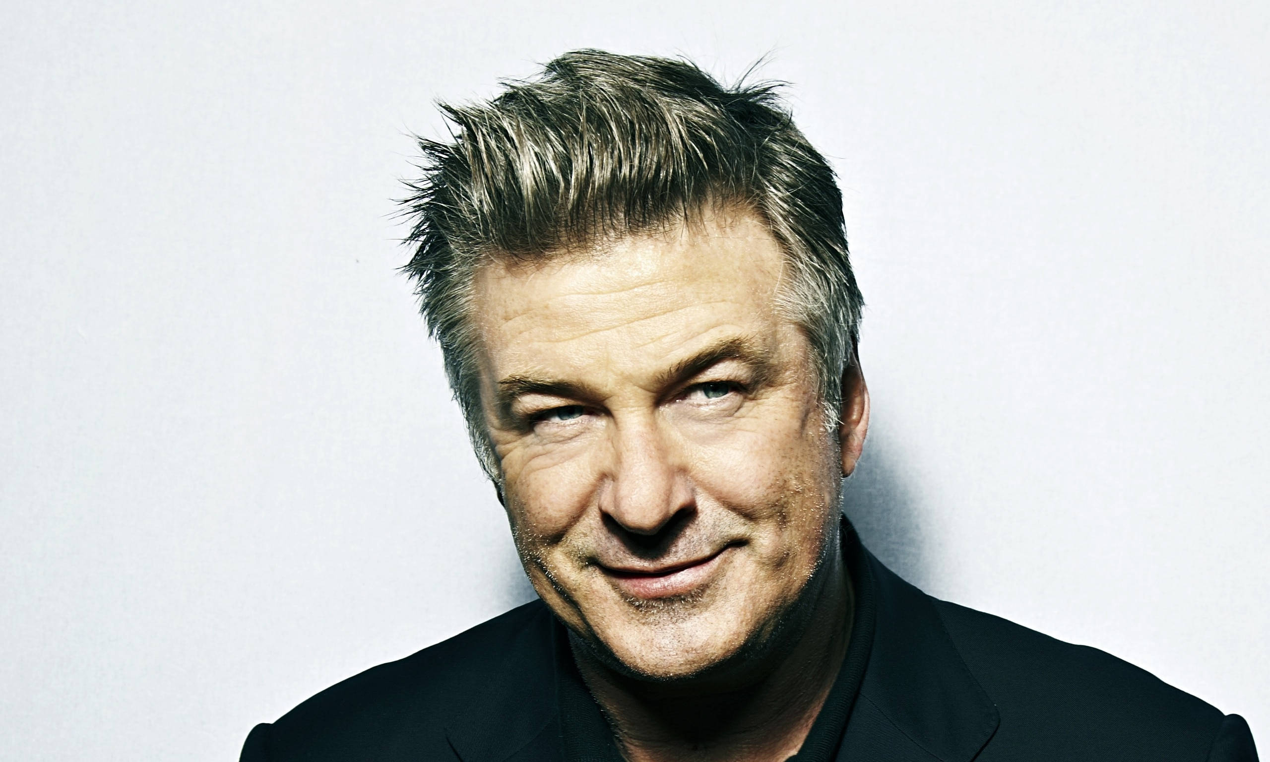 Alec Baldwin, spiky gray hair, black suit, 2K Desktop Wallpaper