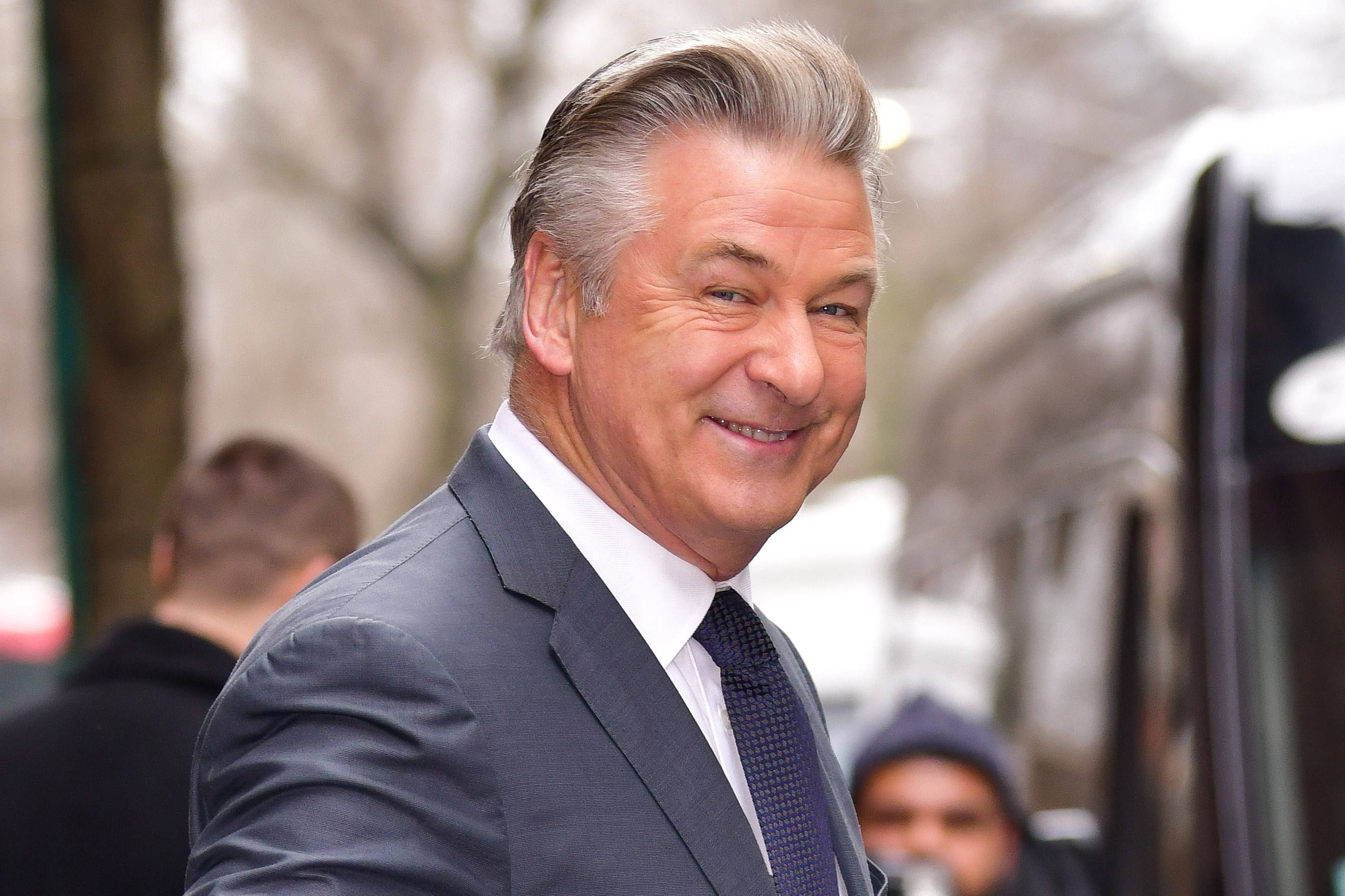 Alec Baldwin, gray suit, patterned tie, 2K Desktop Wallpaper