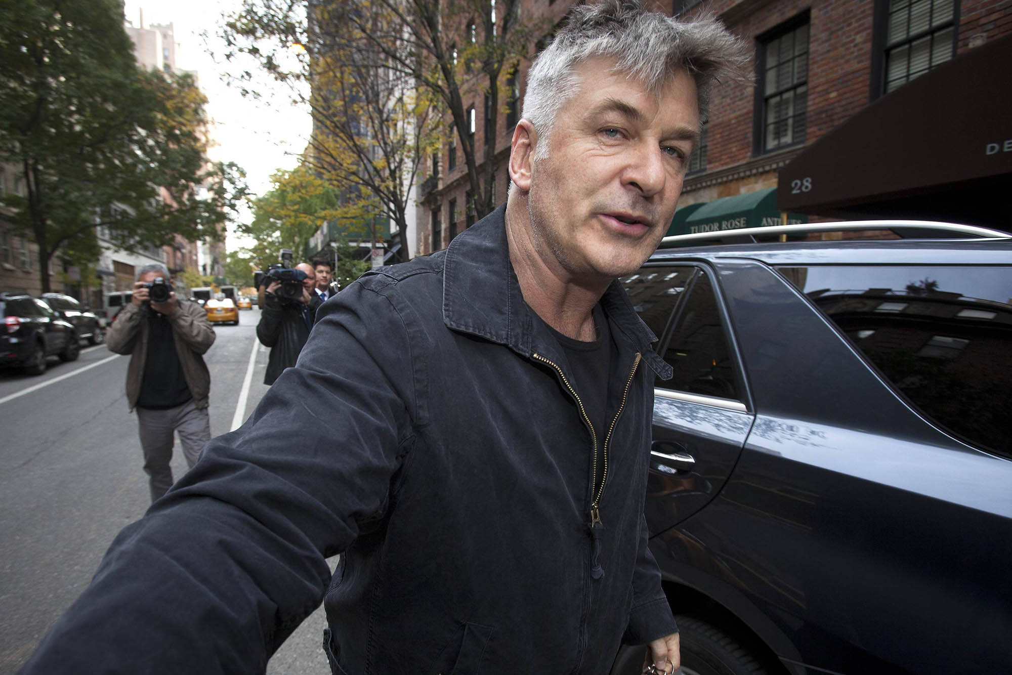 Alec Baldwin, paparazzi shot, city street, Full HD Desktop Wallpaper