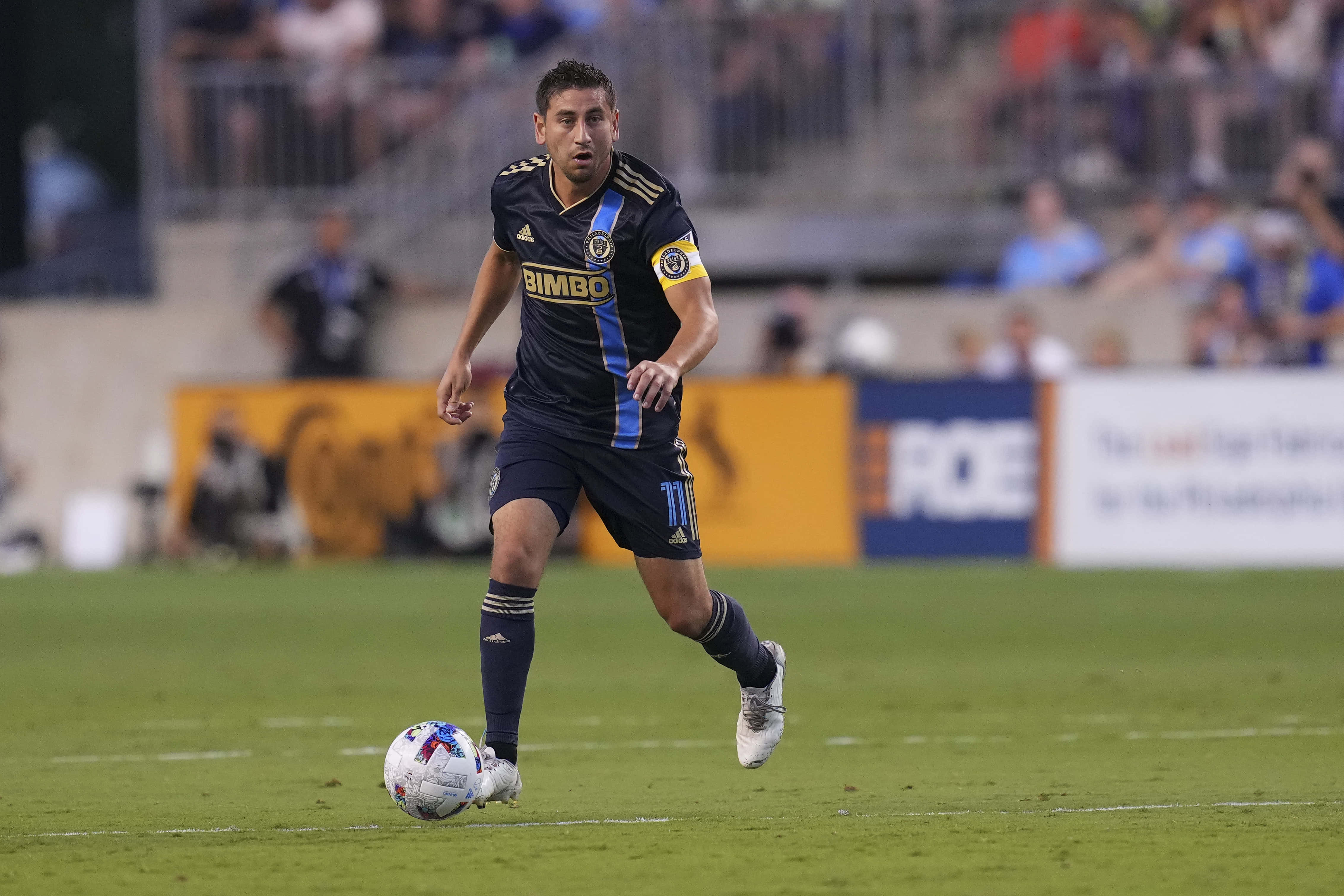 Alejandro Bedoya, dark blue jersey, white ball, 4K Desktop Wallpaper
