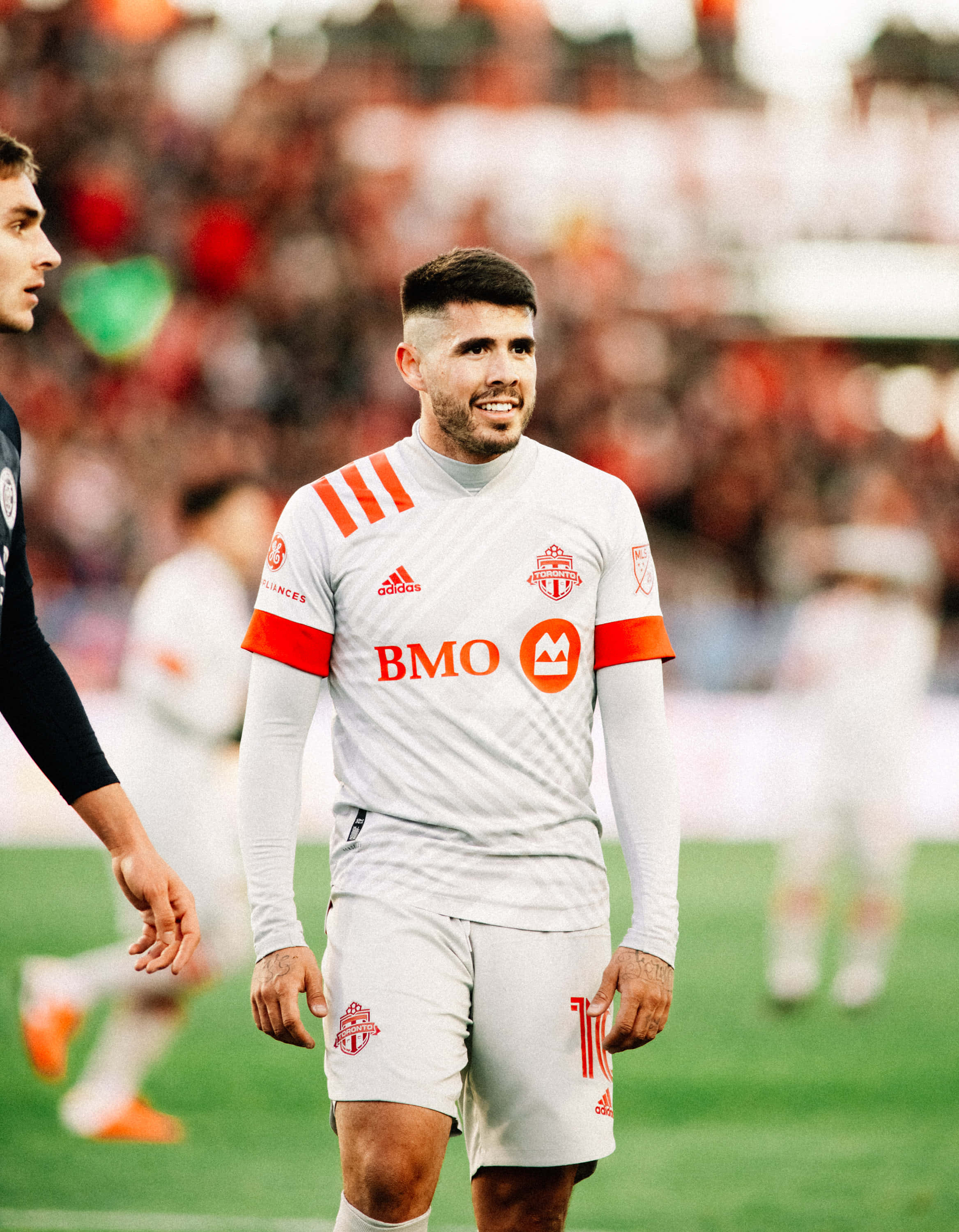 Alejandro Pozuelo, white and orange uniform, green field, 2K Phone Wallpaper