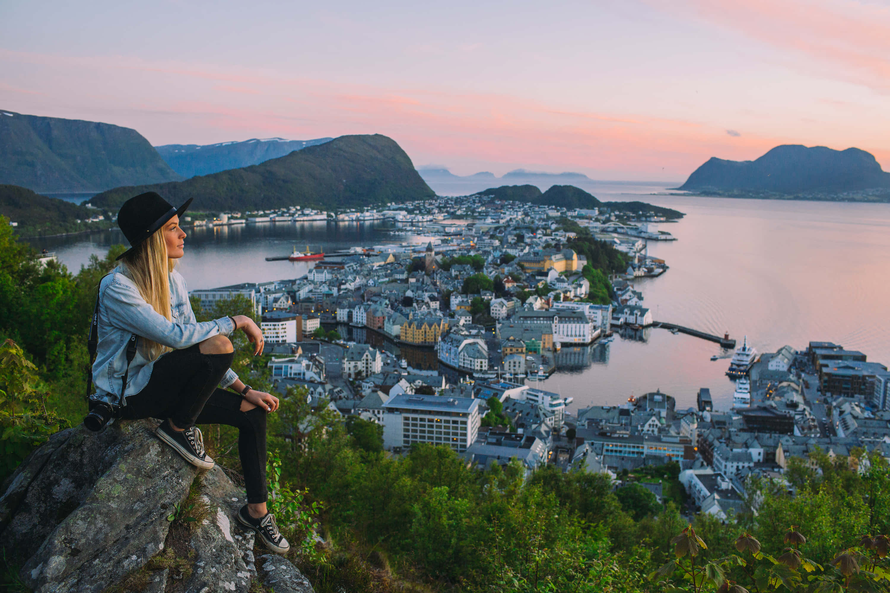 Ålesund, sunset, rocky cliff, 2K Desktop Wallpaper