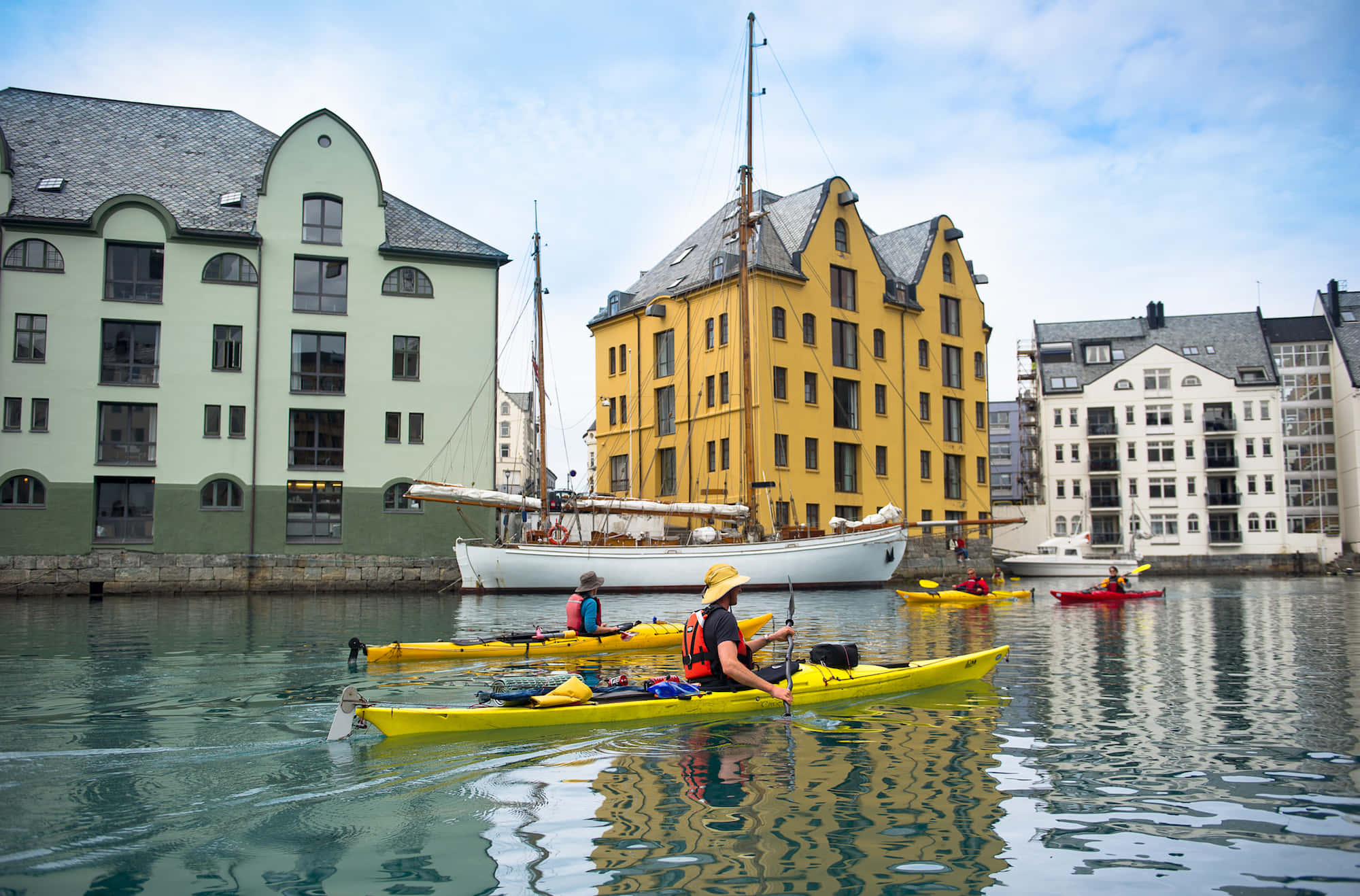 Ålesund, vibrant yellow kayaks, colorful historic buildings, Full HD Desktop Wallpaper