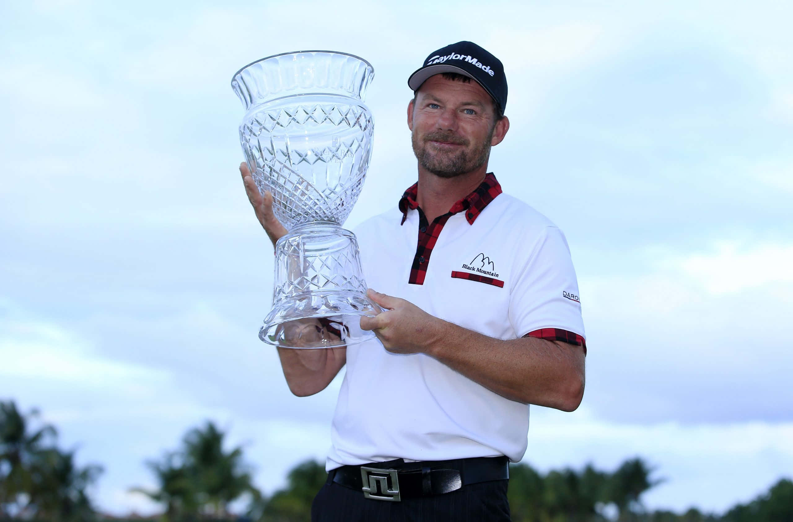 Alex Cejka, golf course, large ornate crystal trophy, 2K Desktop Wallpaper